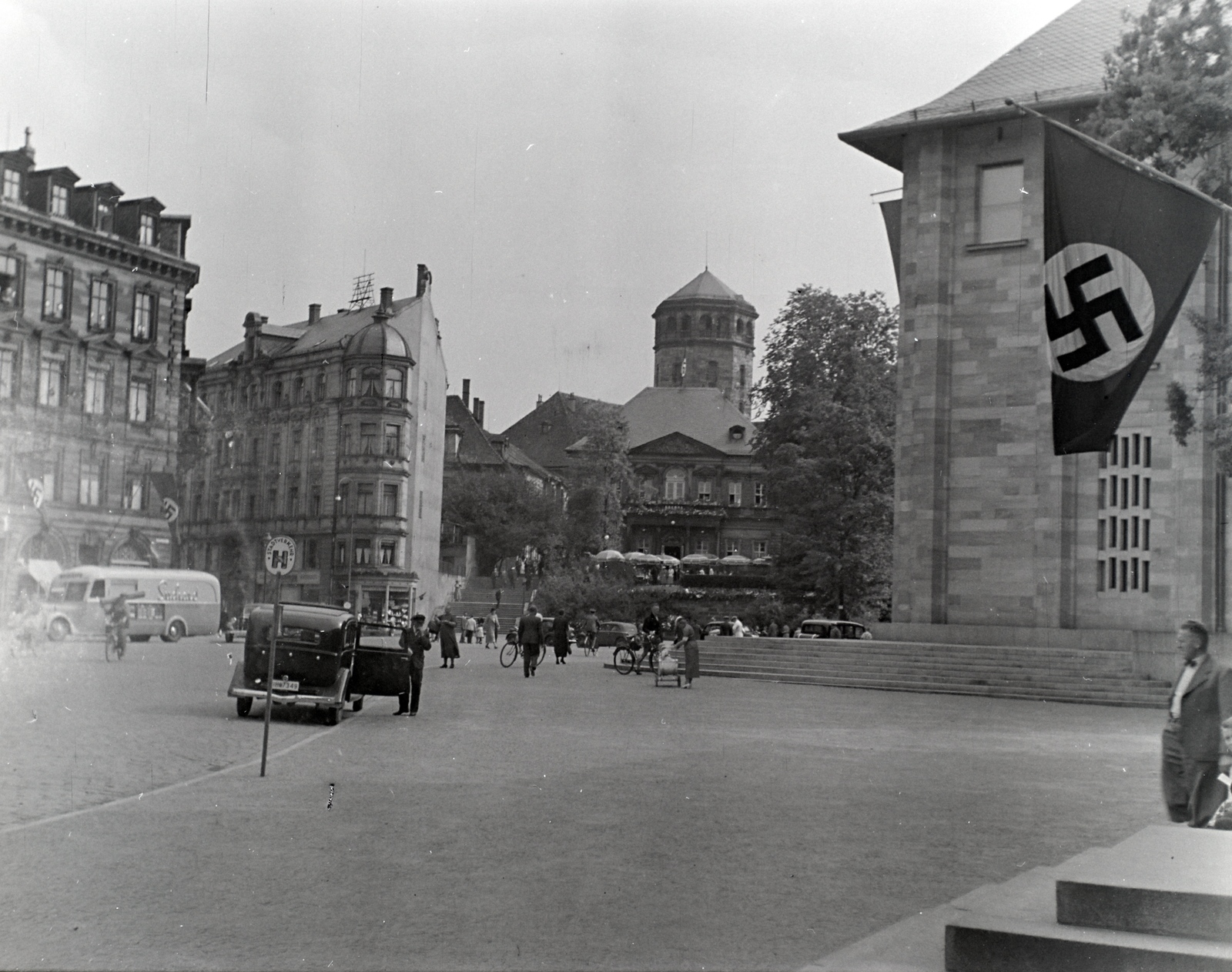 Germany, Bayreuth, Luitpoldplatz (ekkor Hans Schemm Platz), középen a Régi Kastély (Altes Schloss Bayreuth) tornya, jobbra a Német Oktatási Ház (Haus der Deutschen Erziehung)., 1936, Révay Péter, swastica, bicycle, Fortepan #136426