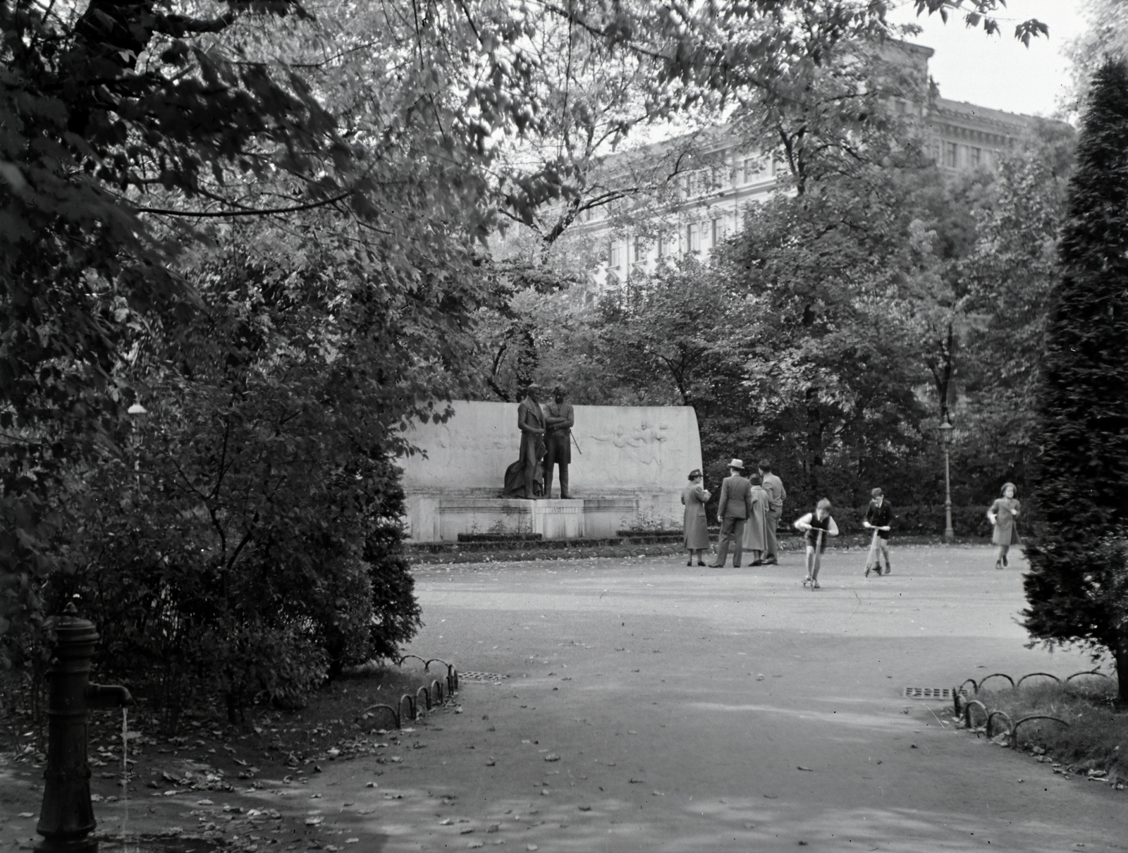 Austria, Vienna, Rathauspark, Strauss és Lanner emlékmű., 1938, Révay Péter, sculptural group, Johann Strauss I-portrayal, Joseph Lanner-portrayal, scooter, Fortepan #136432