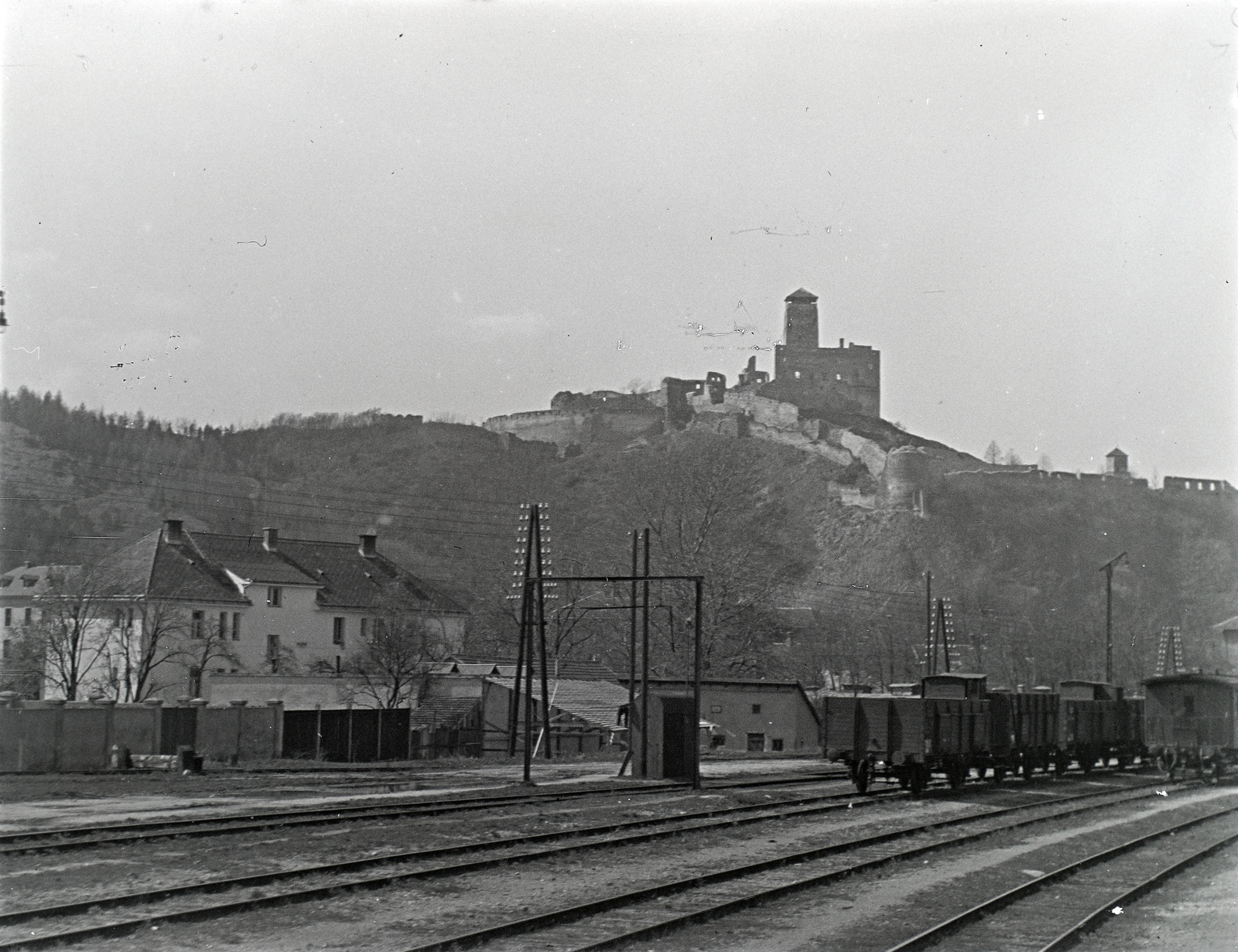 Slovakia, Trenčín, vasútállomás, fenn a vár., 1937, Révay Péter, Czechoslovakia, castle, Fortepan #136443