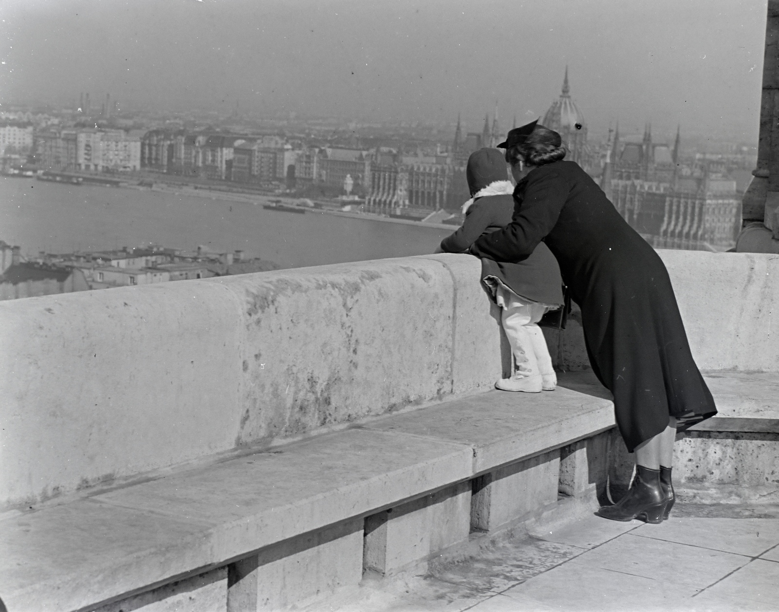 Hungary, Halászbástya, Budapest I., kilátás a Parlament felé., 1935, Révay Péter, Budapest, standing on a bench, Fortepan #136444