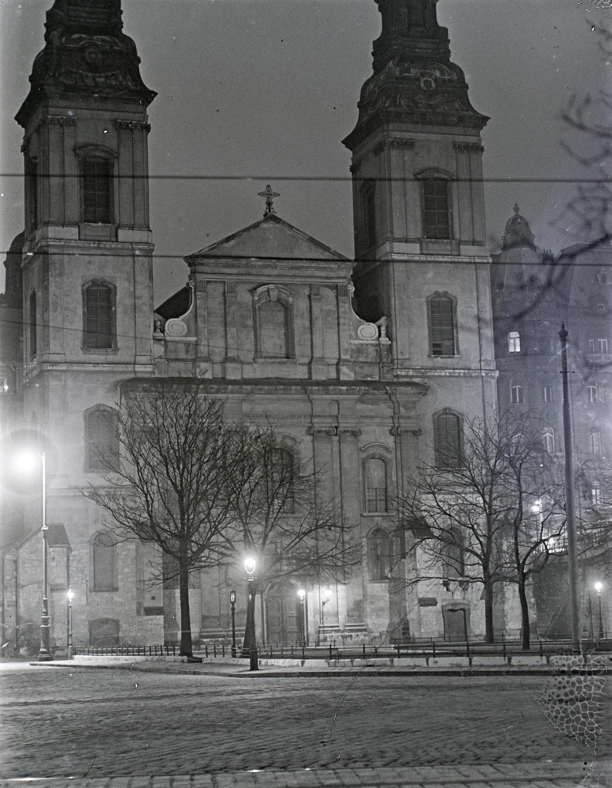 Hungary, Budapest V., Március 15. (Eskü) tér, Belvárosi Nagyboldogasszony Főplébánia-templom. Jobbra az Osztálysorsjáték palota., 1935, Révay Péter, night, lamp post, Budapest, Fortepan #136447