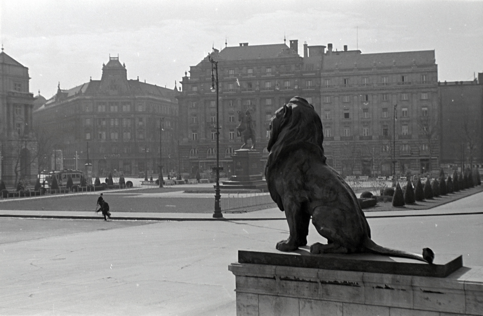 Hungary, Budapest V., Kossuth Lajos tér, a felvétel a Parlament főbejárata előtti oroszlánszobornál készült. Középen II. Rákóczi Ferenc szobra, balra a Vértanúk tere., 1938, Révay Péter, horse sculpture, stone lion, Budapest, Fortepan #136453