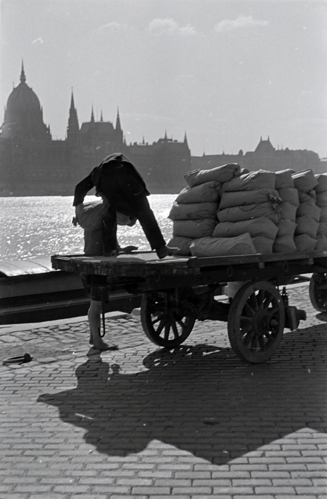 Hungary, Budapest I., budai alsó rakpart a Batthyány térnél, háttérben a Parlament., 1935, Révay Péter, wharf, Budapest, carrying loads, sack, Fortepan #136455