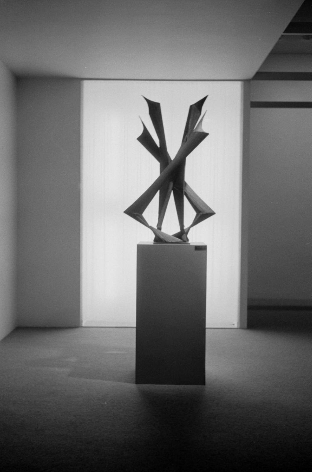 France, Paris, Pompidou központ. Antoine Pevsner szobrászmávész A szabadság oszlopa (Colonne de la paix, 1954.) című szobra., 1977, Vészi Ágnes, modern art, Antoine Pevsner-design, Fortepan #136474