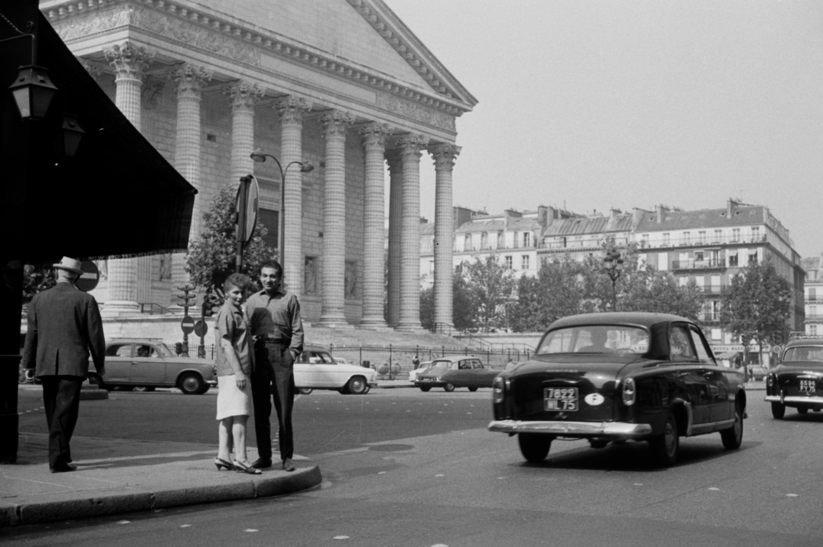 Franciaország, Párizs, Place de la Madeleine, Vészi Endre költő, író és felesége. A felvétel a Madeleine-templom előtt készült., 1971, Vészi Ágnes, templom, katolikus, automobil, rendszám, neoklasszicizmus, országjelzés, Pierre-Alexandre Vignon-terv, Fortepan #136476