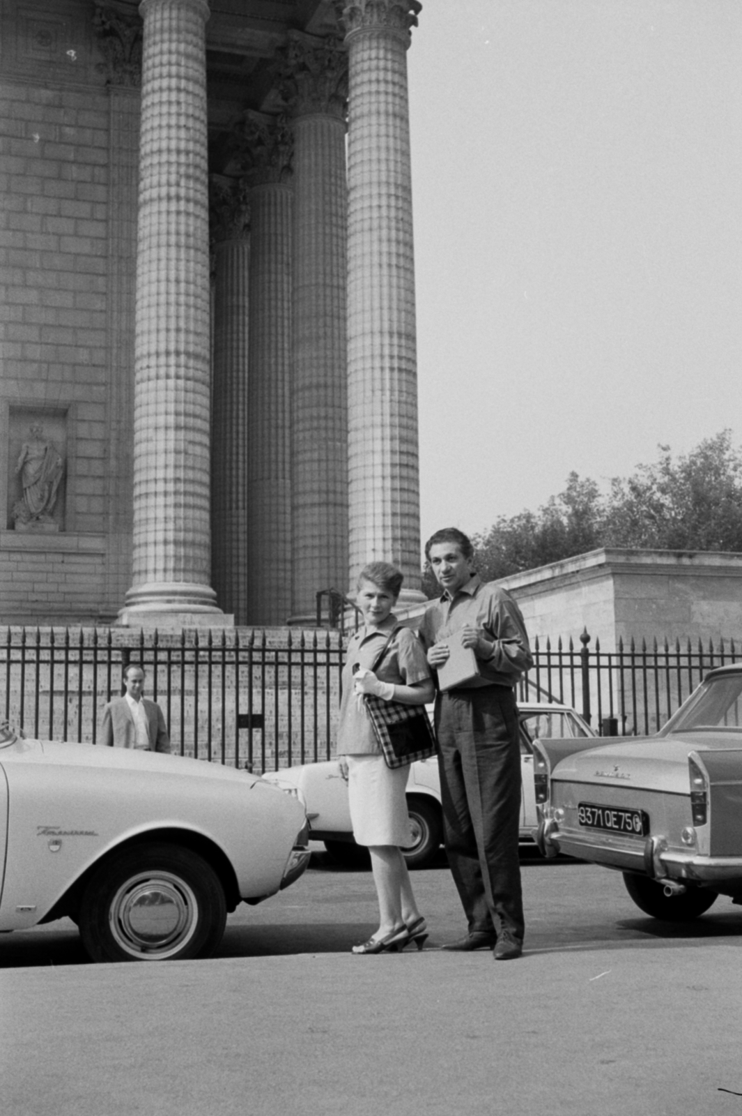 France, Paris, Place de la Madeleine, Vészi Endre költő, író és felesége. A felvétel a Madeleine-templom előtt készült., 1971, Vészi Ágnes, church, Catholic Church, Neoclassical architecture, Pierre-Alexandre Vignon-design, Fortepan #136477