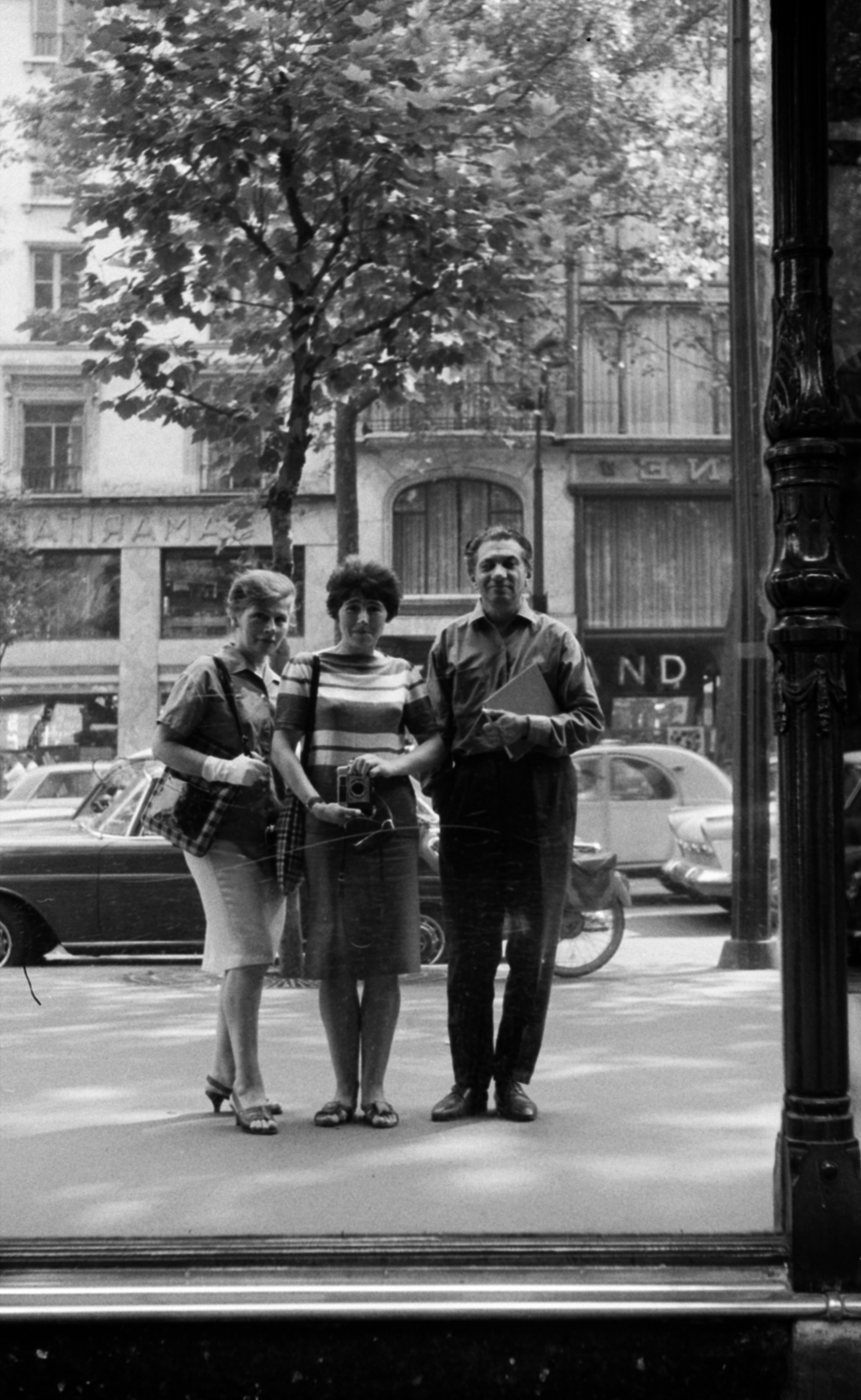 Franciaország, Párizs, Vészi Endre költő, író a feleségével és lányával., 1971, Vészi Ágnes, fotózás, selfie, hárman, tükörkép, Fortepan #136478