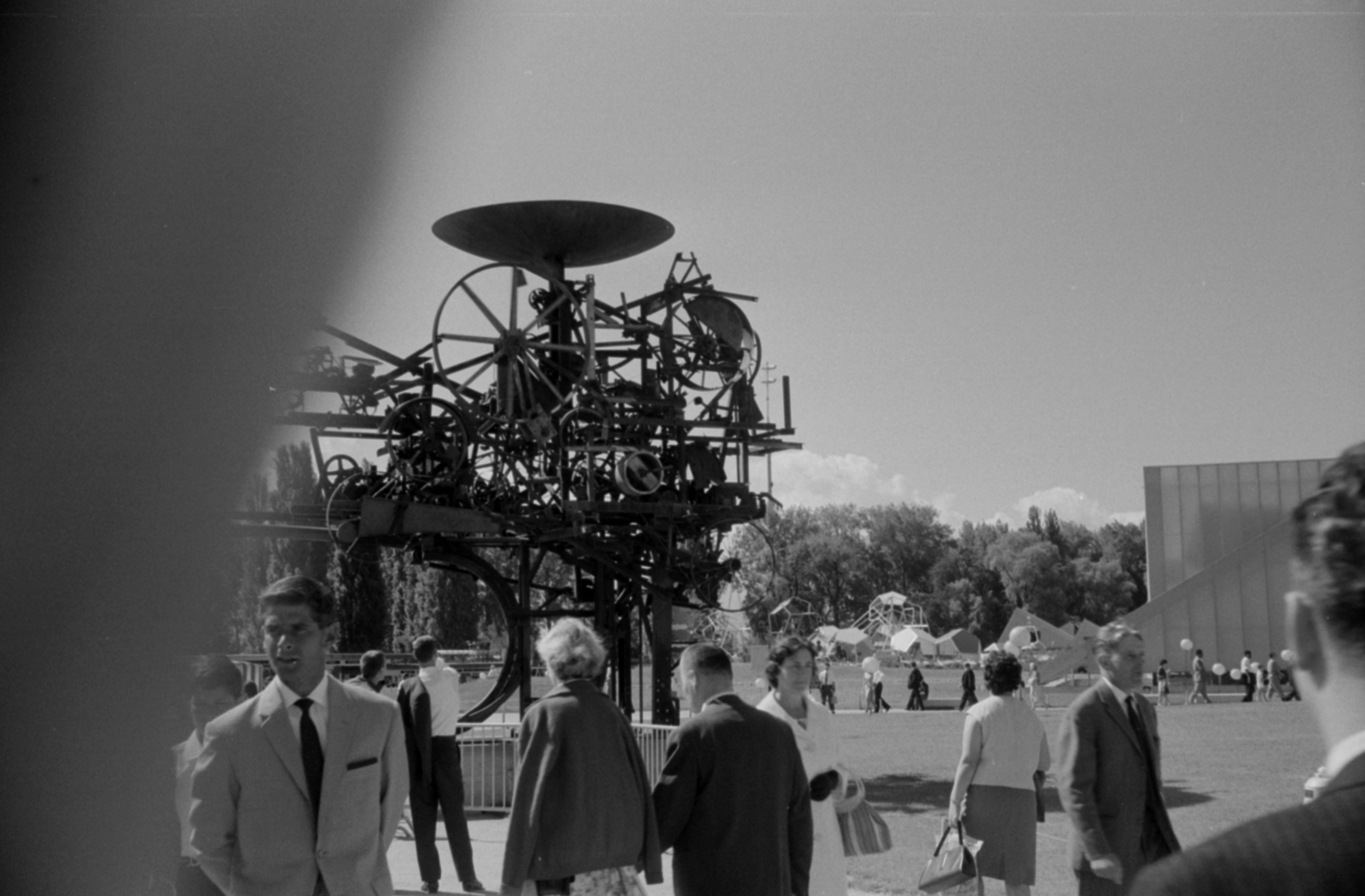 Switzerland, Lausanne, Expo 64 (svájci nemzeti kiállítás 1964. április 30. - október 25.) a Genfi-tó partján. Szemben Jean Tinguely svájci szobrászművész Heuréka című műve., 1964, Vészi Ágnes, sculpture, modern art, Fortepan #136483