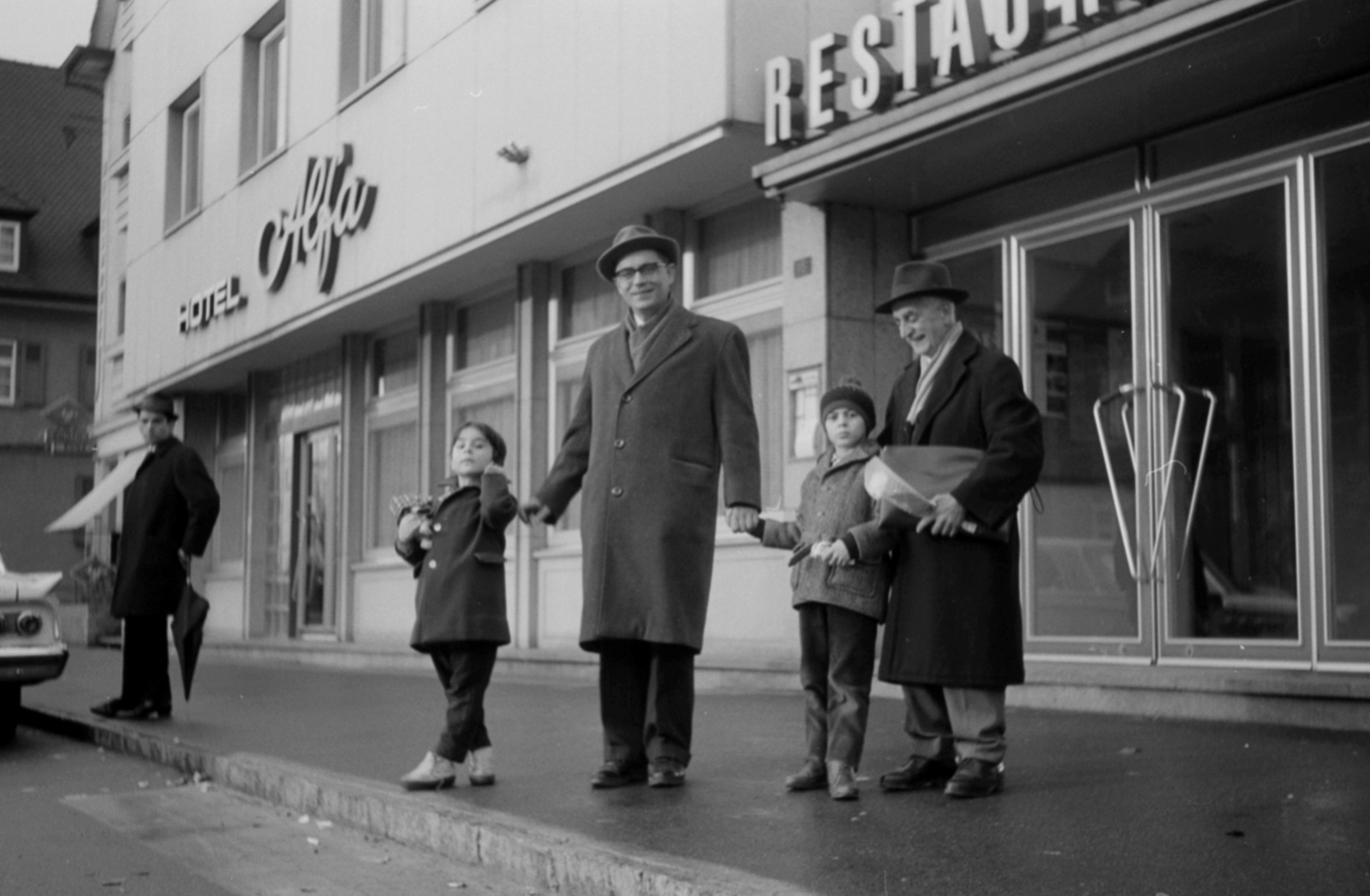 Svájc, Birsfelden, Hauptstrasse 15., 1969, Vészi Ágnes, szálloda, étterem, kézenfogva, Fortepan #136491