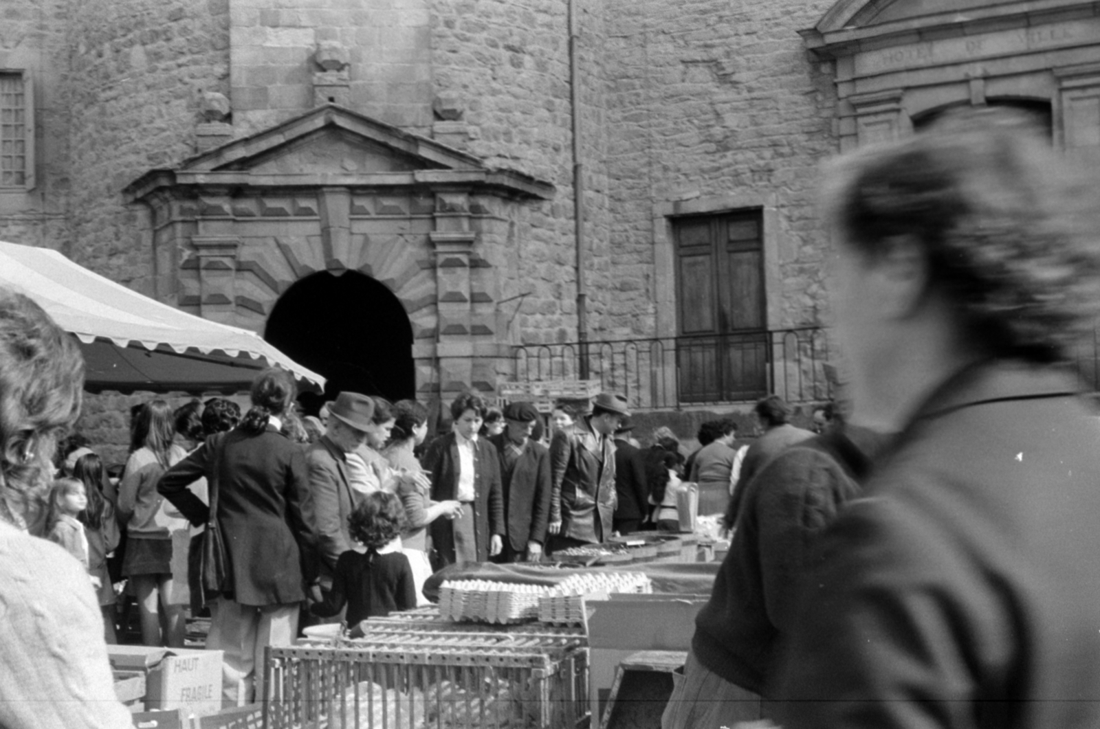 France, Place de l'Hôtel de ville., 1969, Vészi Ágnes, market, egg, Fortepan #136508