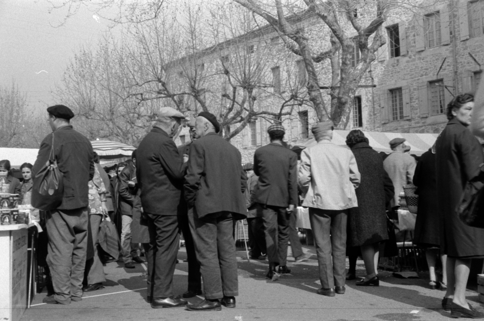 Franciaország, Aubenas, Place de l'Hôtel de ville., 1969, Vészi Ágnes, beszélgetés, Fortepan #136509