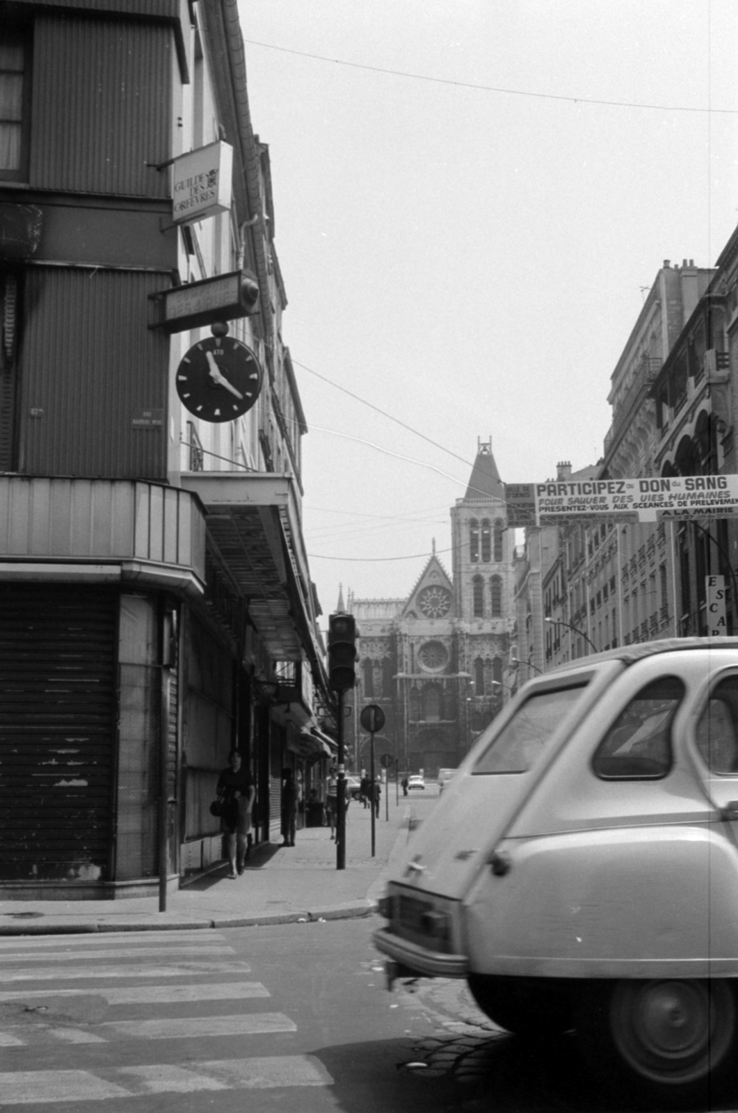 Franciaország, Saint-Denis, Rue de la République a Rue Gabriel Péri kereszteződéséből nézve, szemben a székesegyház., 1969, Vészi Ágnes, Bazilika, katolikus, gótika, székesegyház, gyalogátkelő, Fortepan #136510