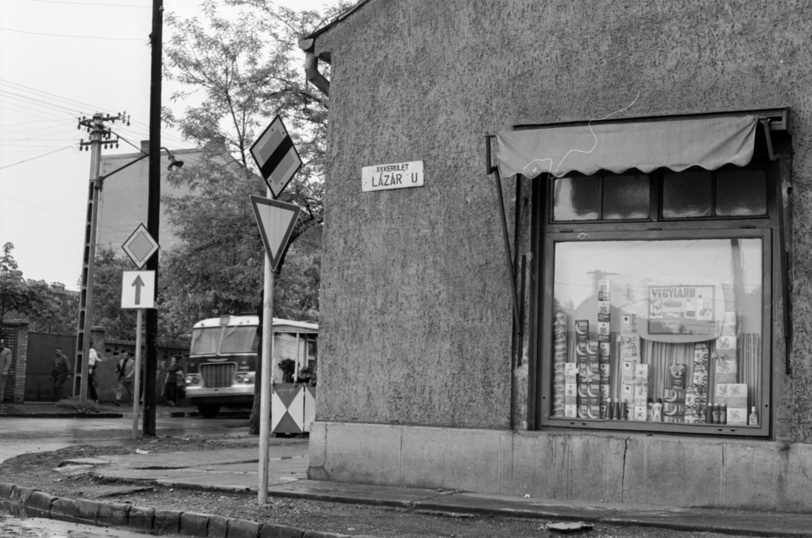 Hungary, Budapest XX., Lázár utca, balra a Nagysándor József utca., 1971, Vészi Ágnes, Show window, bus, Ikarus-brand, Ikarus 620, street name sign, Budapest, hardware store, Fortepan #136518