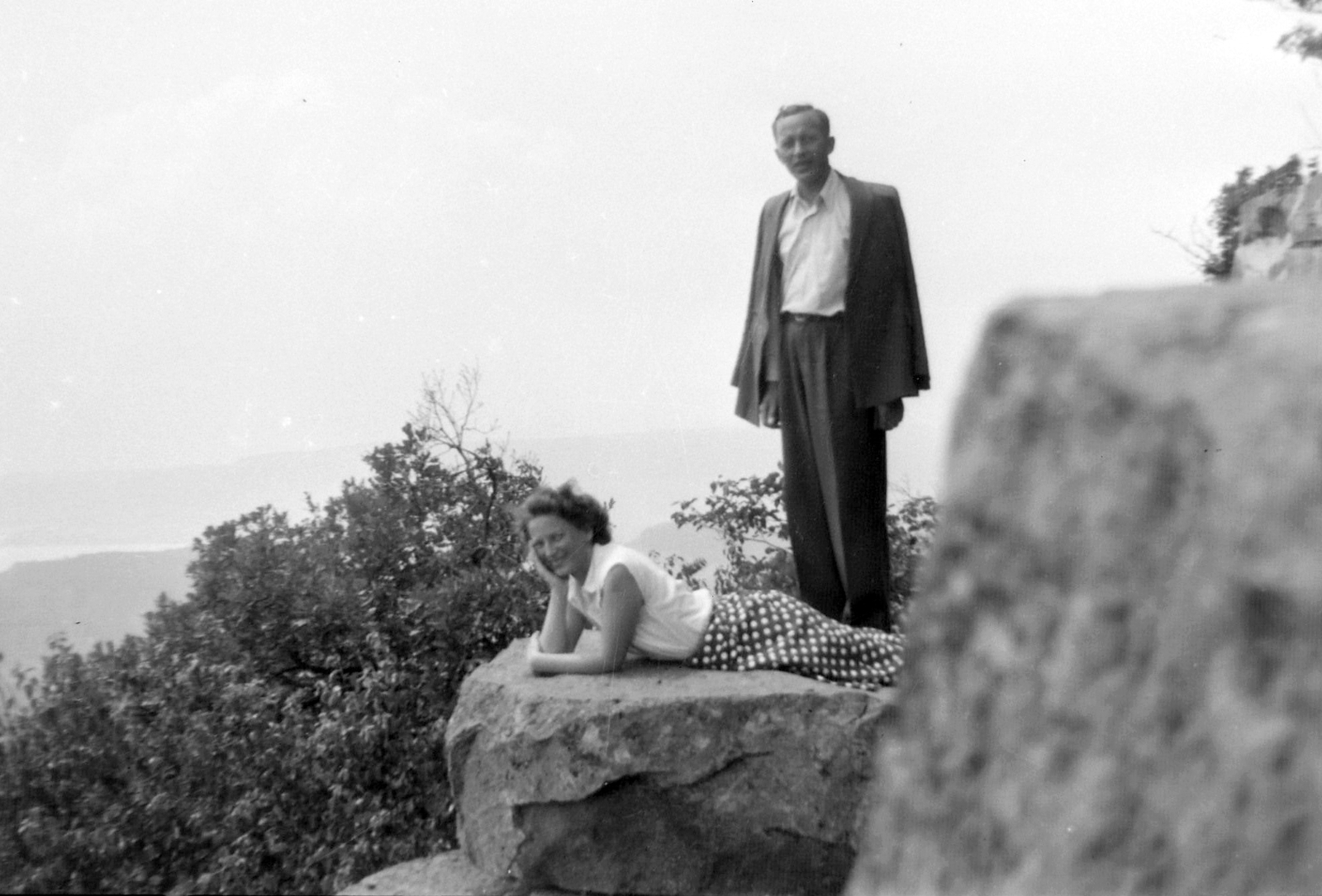 Magyarország,Balaton, Badacsonytomaj,Badacsony, szikla a Ranolder-kereszt közelében., 1954, Baráth Endre, kirándulás, emberpár, Fortepan #13652