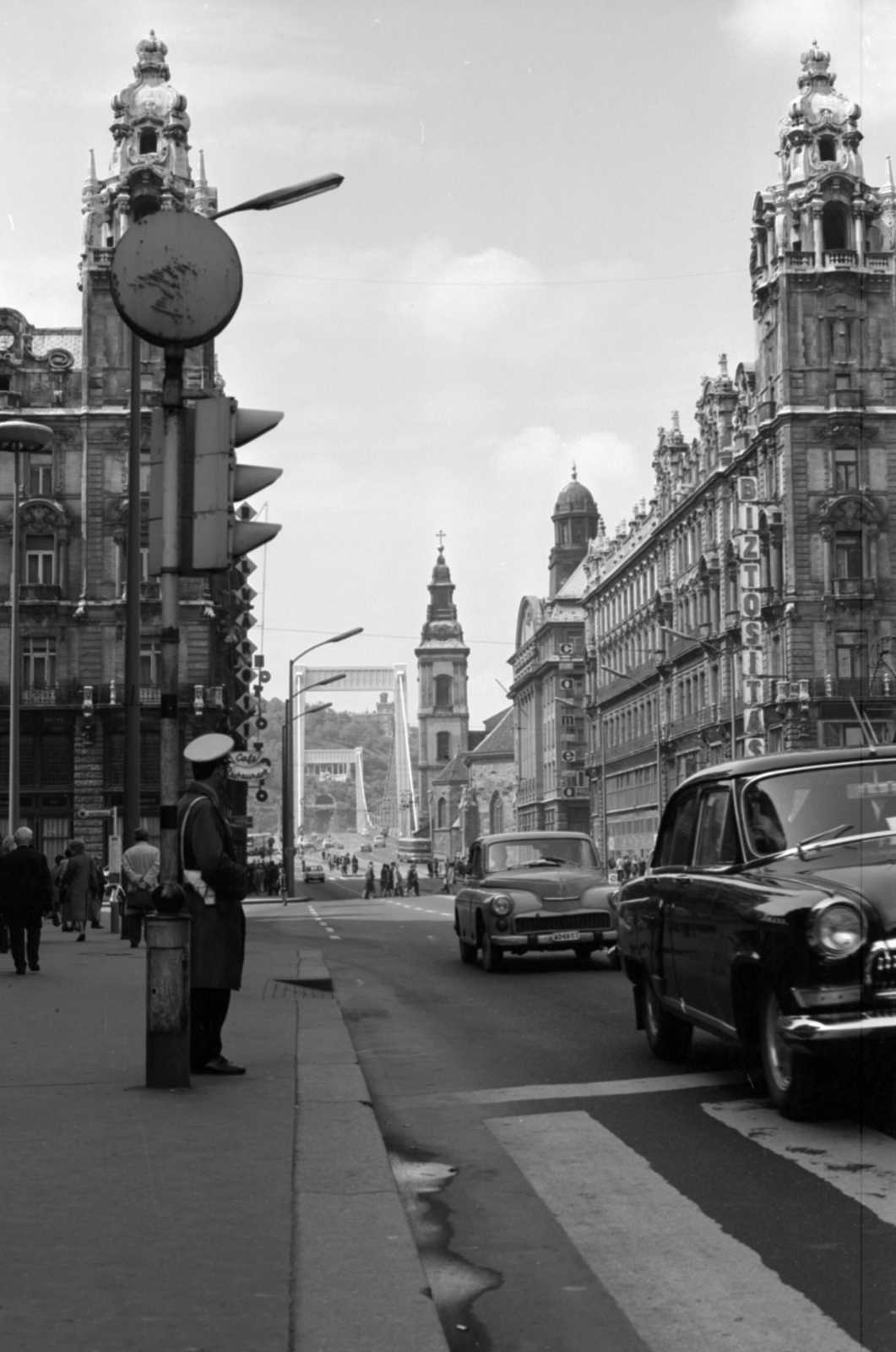 Magyarország, Budapest V., A Szabad sajtó út, a Klotild paloták, a Belvárosi templom és az Erzsébet híd a Kossuth Lajos utca felől nézve., 1973, Vészi Ágnes, híd, rendőr, Budapest, Duna-híd, Sávoly Pál-terv, gyalogátkelő, Fortepan #136522