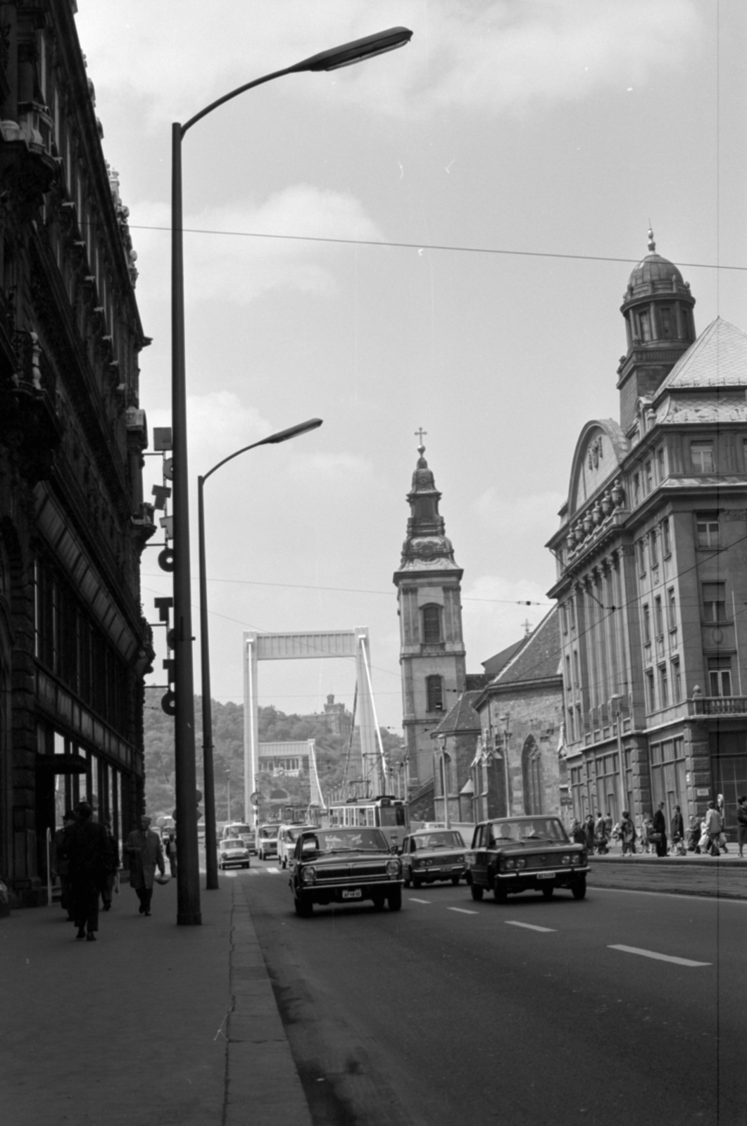 Magyarország, Budapest V., Szabad sajtó út az Erzsébet híd felé nézve, jobbra a Belvárosi templom és a Piarista Gimnázium., 1973, Vészi Ágnes, híd, gimnázium, piarista rend, Budapest, Duna-híd, Sávoly Pál-terv, Fortepan #136527