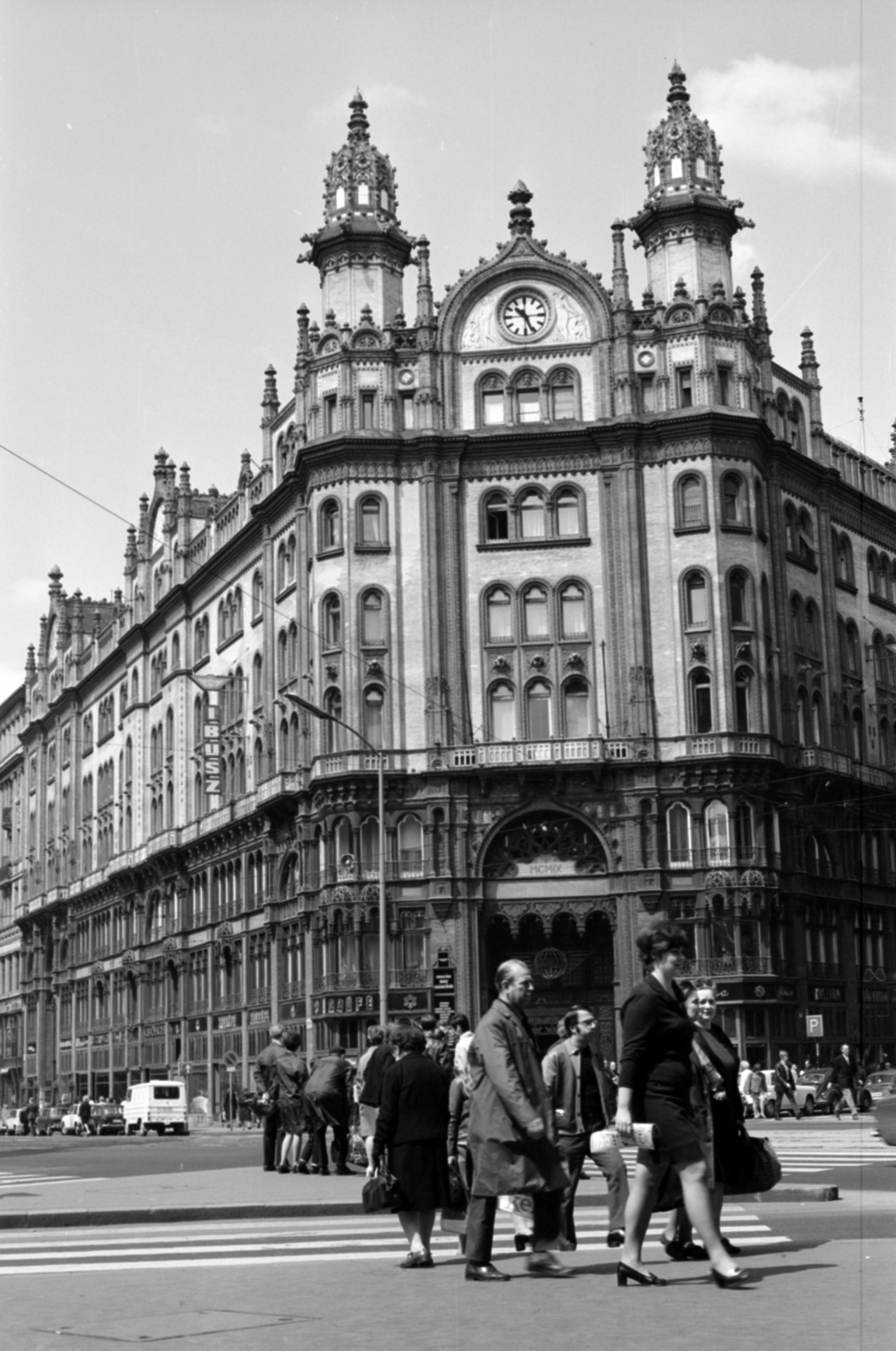 Magyarország, Budapest V., Ferenciek tere (Felszabadulás tér) és a Petőfi Sándor utca sarkán álló Párizsi udvar., 1973, Vészi Ágnes, palota, középület, eklektikus építészet, Budapest, Henrik Schmahl-terv, Fortepan #136528