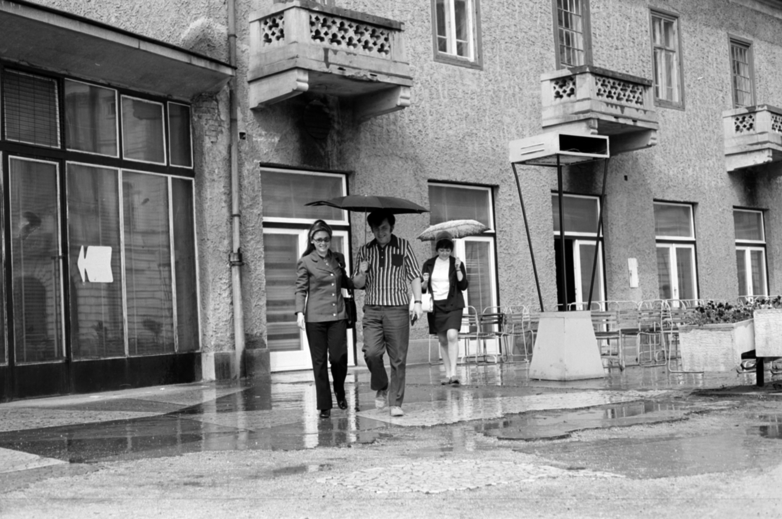 Hungary, Veszprém, Megyeház (Lenin) tér, Bakony (később Hungária) étterem terasza., 1973, Vészi Ágnes, umbrella, rain, Fortepan #136531