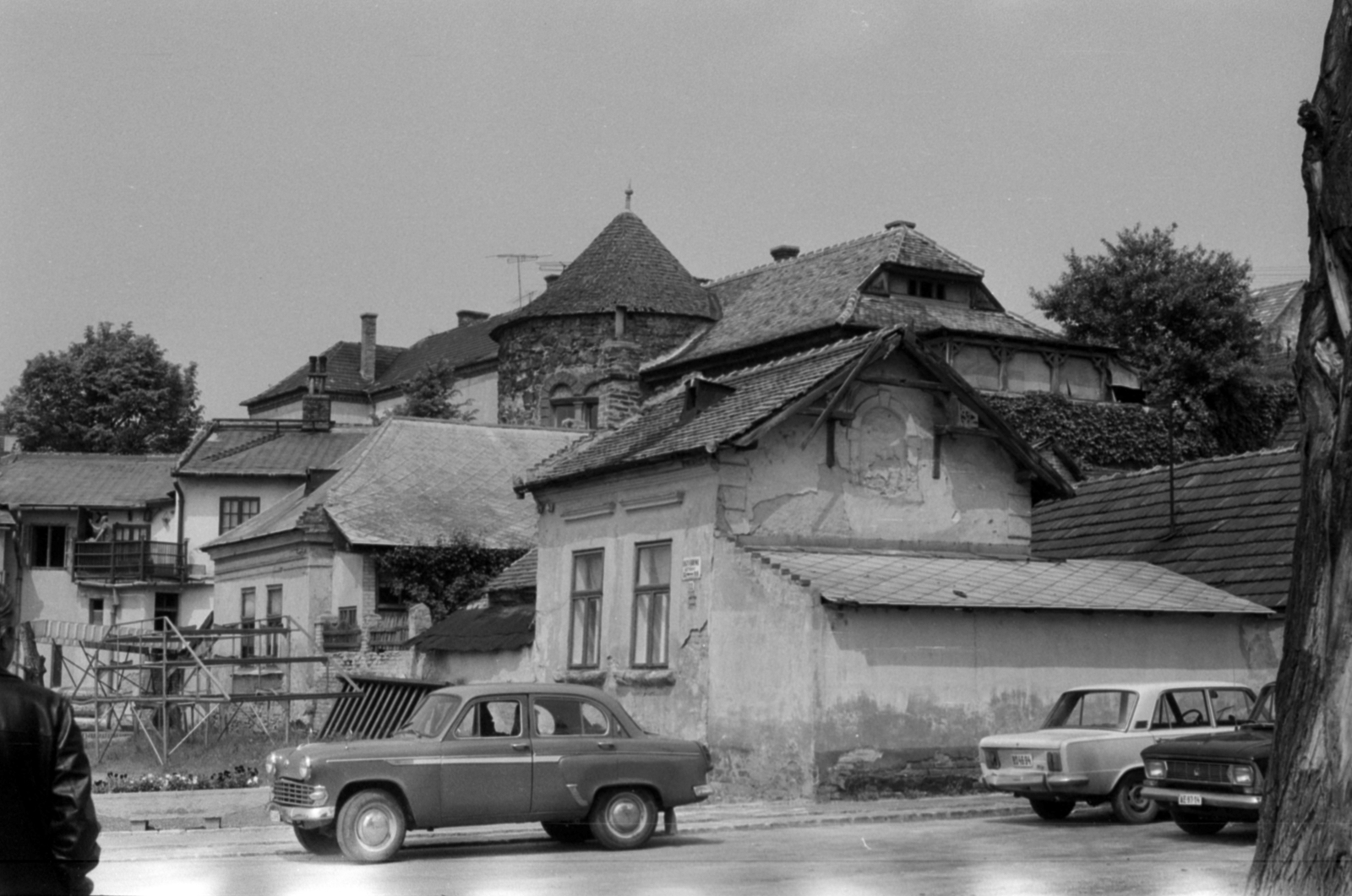 Magyarország, Vác, Liszt Ferenc sétány, középen a Hegyes torony., 1973, Vészi Ágnes, Moszkvics-márka, Polski Fiat 125p, állvány, Fortepan #136534