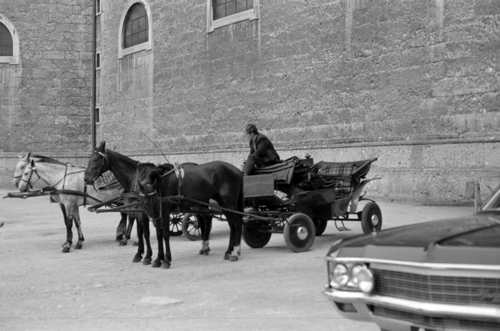 Ausztria, Salzburg, Residenzplatz, háttérben a Dóm., 1970, Vészi Ágnes, hintó, lovaskocsi, Fortepan #136541