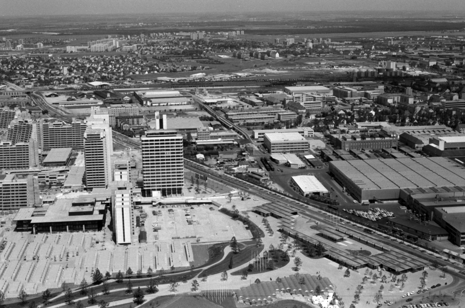 Germany, Munich, balra az olimpiai falu, átlósan a Lerchenauer Strasse, az Olimpiatoronyból nézve., 1972, Vészi Ágnes, Olympics, FRG, Fortepan #136544