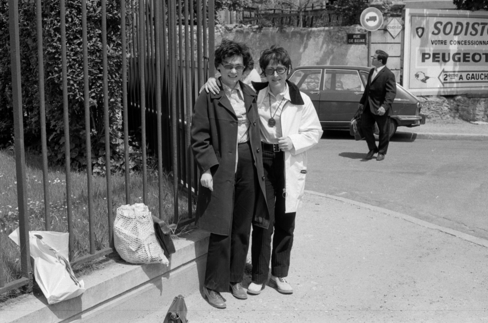 Franciaország, Argenteuil, Boulevard Héloïse, balra a Rue de Seine., 1970, Vészi Ágnes, Renault-márka, Renault 16, karok a vállon, Fortepan #136553