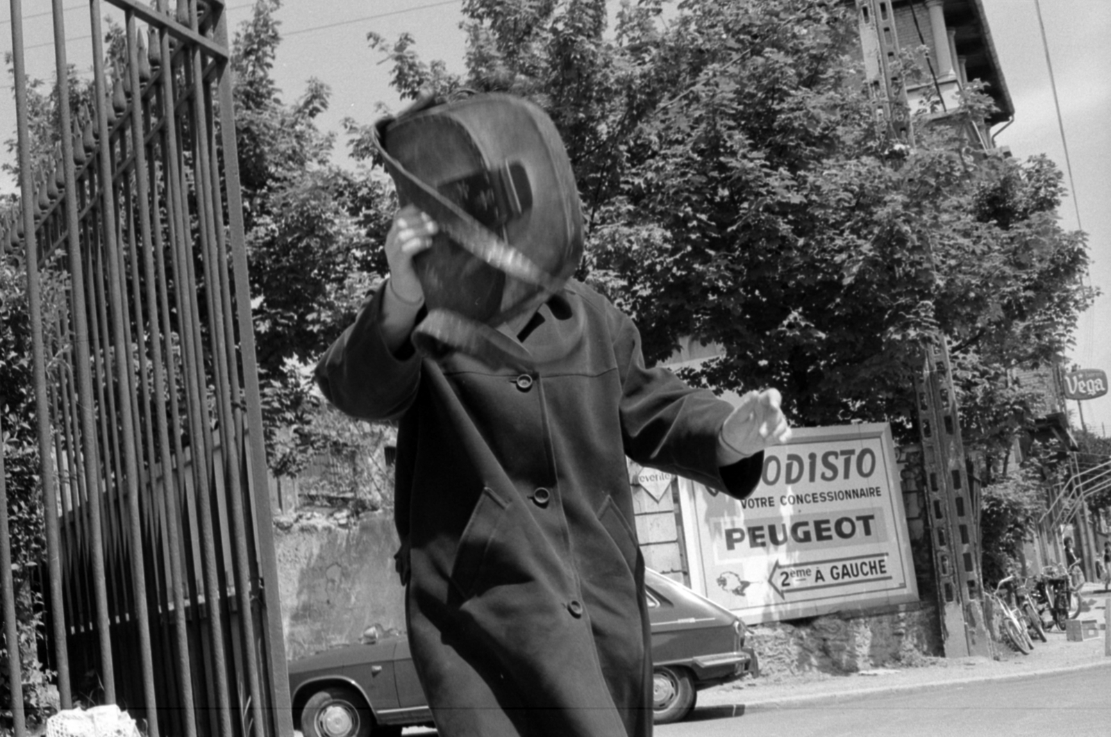 France, Argenteuil, Boulevard Héloïse, balra a Rue de Seine., 1970, Vészi Ágnes, Renault-brand, handbag, covering the face, Fortepan #136554