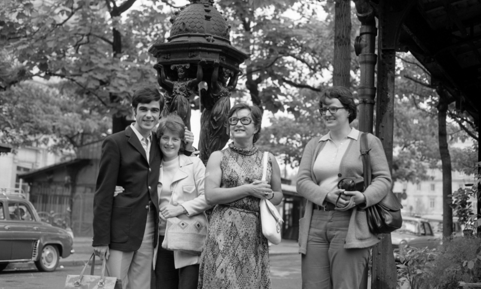 France, Paris, Cité-sziget, Place Louis-Lépine, Wallace-kút., 1975, Vészi Ágnes, handbag, Fortepan #136561