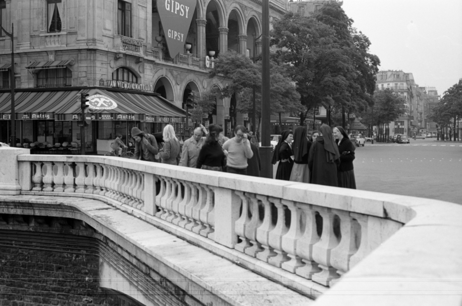 France, Paris, Quai de la Mégisserie - Place du Châtelet sarok a Pont au Change felől nézve., 1975, Vészi Ágnes, nun, Fortepan #136563
