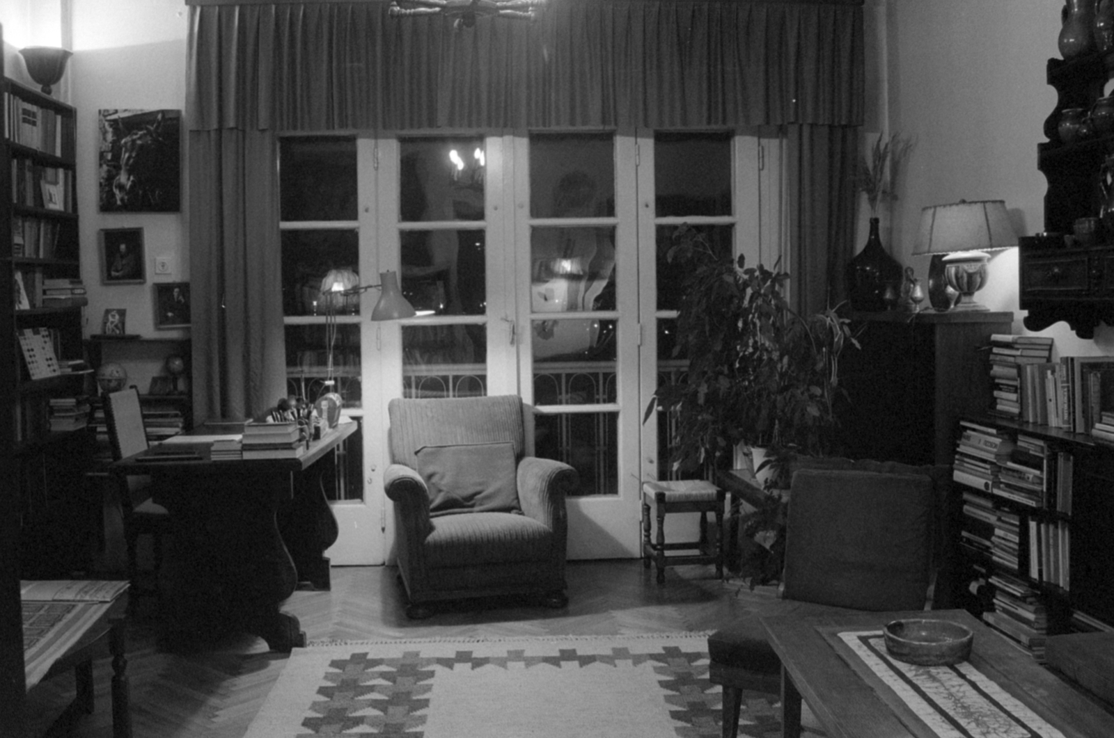 Hungary, Budapest I., Attila út 22., Vészi Endre költő, író lakása., 1977, Vészi Ágnes, interior, arm chair, Budapest, Fortepan #136592