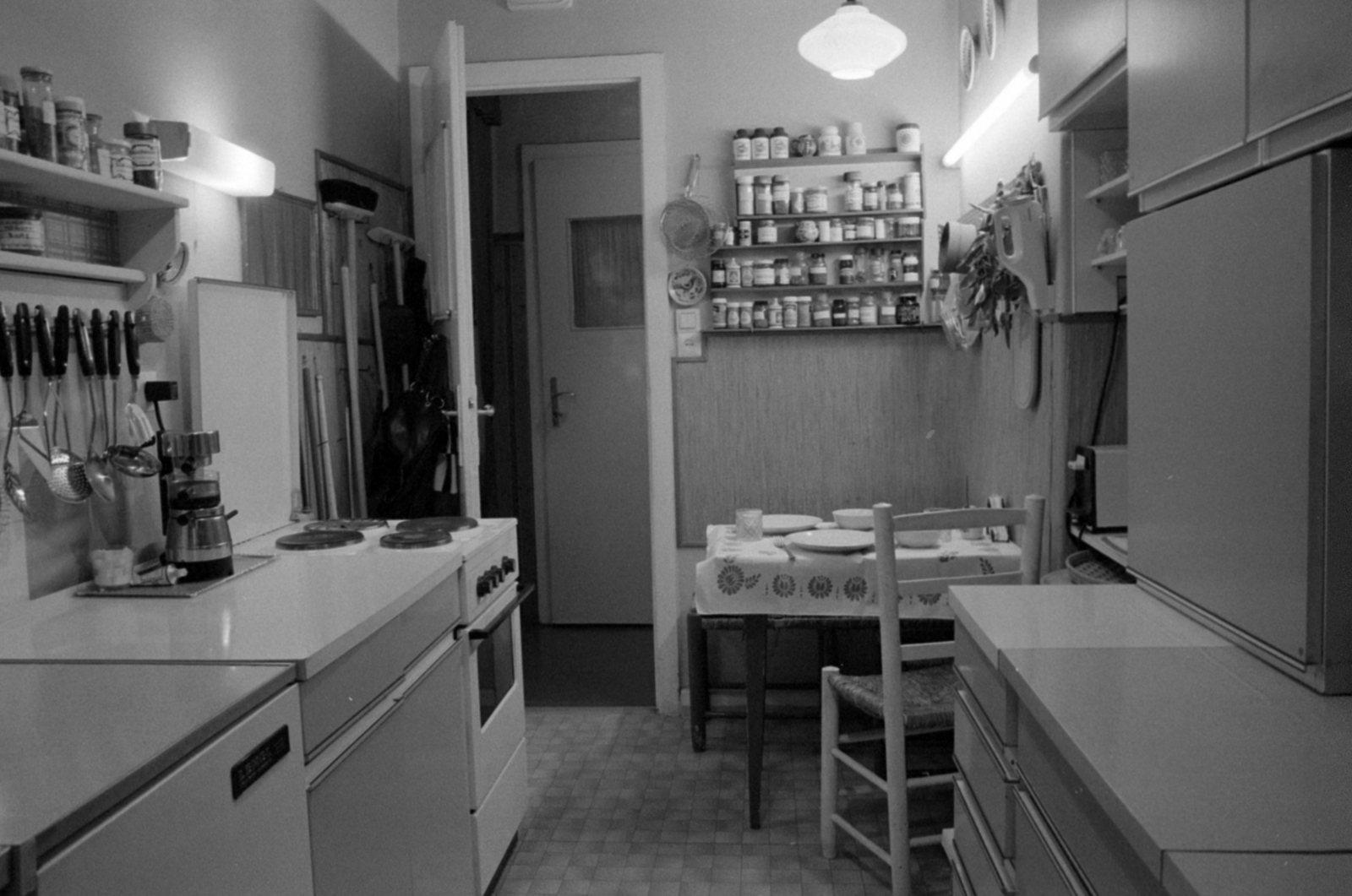 Hungary, Budapest I., Attila út 22., Vészi Endre költő, író lakása., 1977, Vészi Ágnes, fireplace, kitchen, coffee maker, Budapest, Fortepan #136594