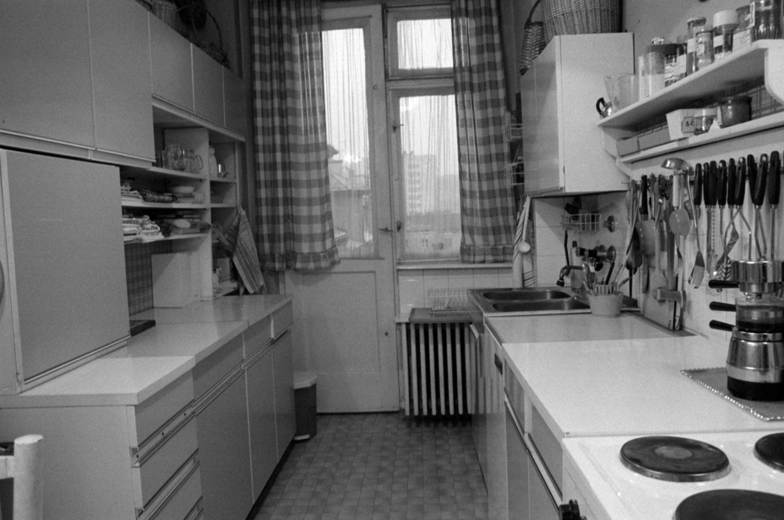 Hungary, Budapest I., Attila út 22., Vészi Endre költő, író lakása., 1977, Vészi Ágnes, kitchen, coffee maker, Budapest, Fortepan #136595