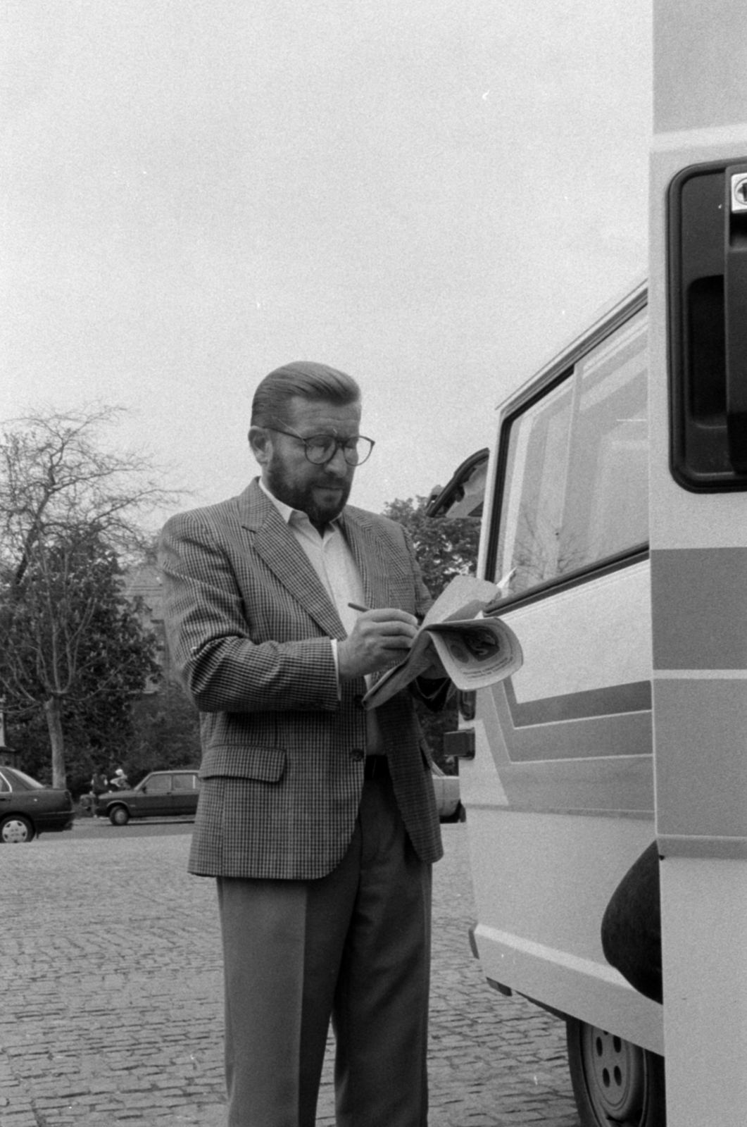 Hungary, People's Park, Budapest X., Győrffy Miklós a Magyar Televízió külső munkatársa. A felvétel a május 1-i majális alkalmával készült., 1990, Vészi Ágnes, Budapest, Fortepan #136610