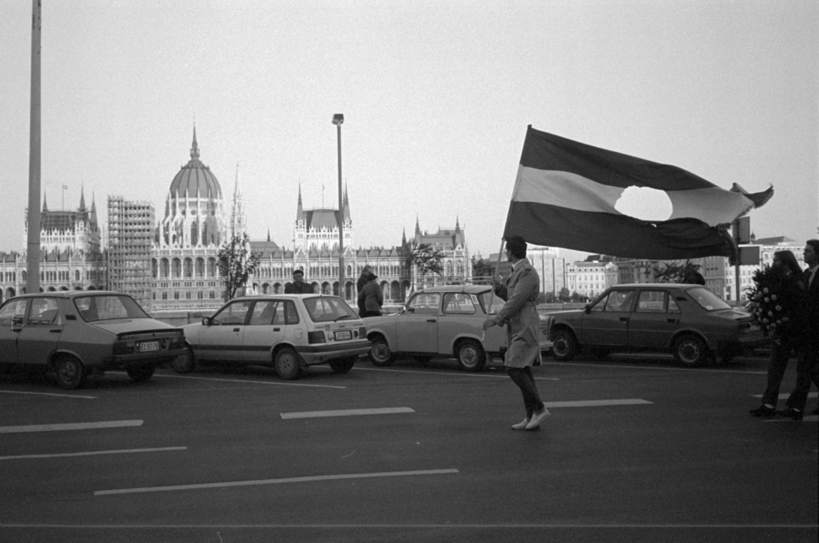 Hungary, Budapest II., Bem rakpart, megemlékezés az 1956-os forradalomról 1990. október 23-án., 1990, Vészi Ágnes, Skoda-brand, strike, Budapest, Suzuki-brand, flag with a hole, Fortepan #136615