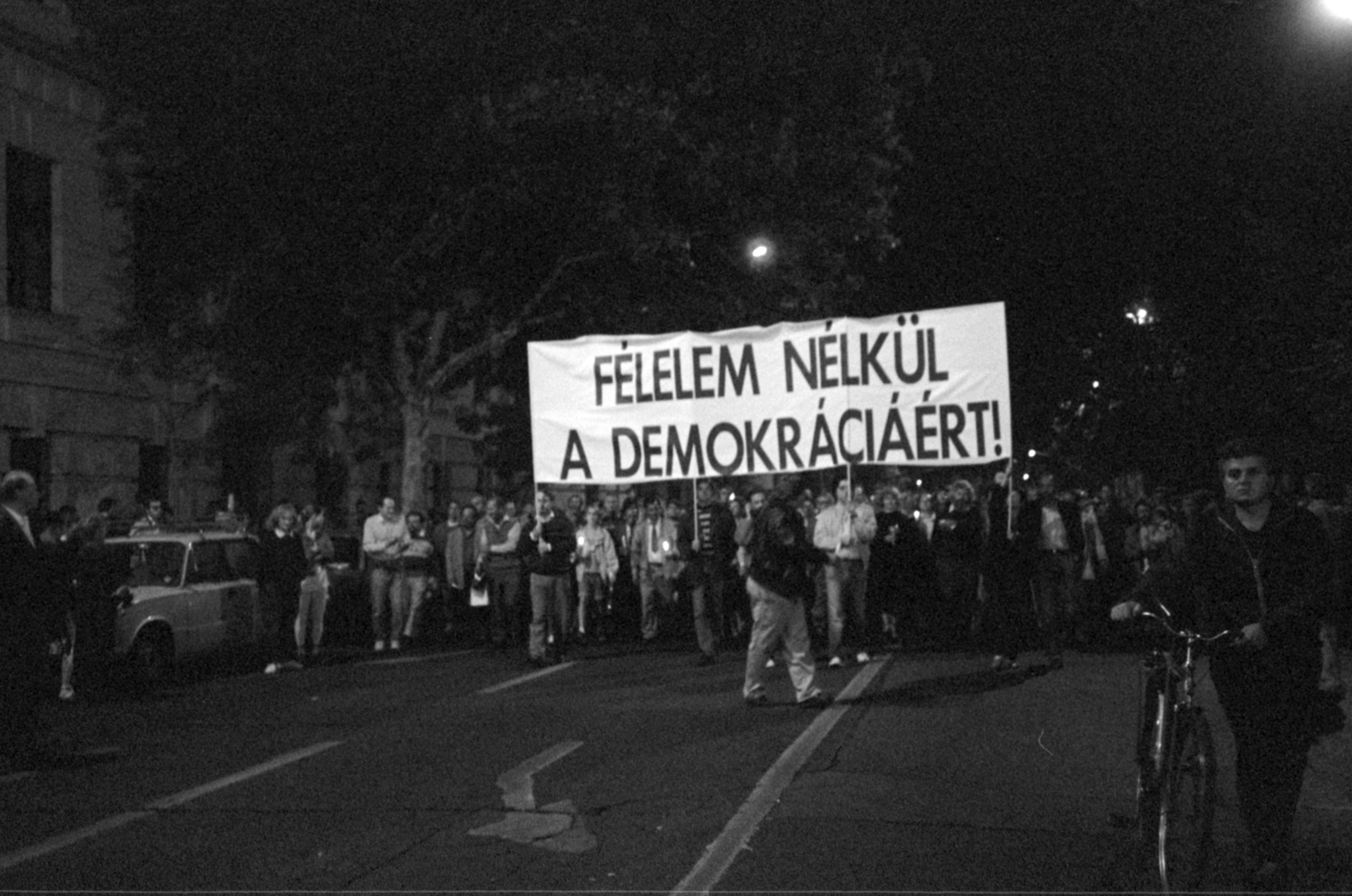 Hungary, Budapest V., Alkotmány utca a Kossuth Lajos tér felől, balra az Igazságügyi Palota (ekkor Néprajzi Múzeum és az MSZMP Párttörténeti Intézete). Az 1956-os eseményekre emlékező Kossuth Lajos téri nagygyűlésre vonuló ünneplők 1989. október 23-án., 1989, Vészi Ágnes, Budapest, regime change, Fortepan #136621