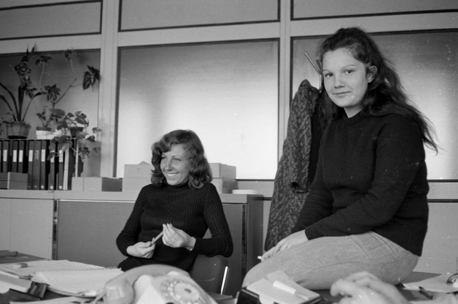France, Paris, 1974, Vészi Ágnes, sitting on a table, long-haired, Fortepan #136625