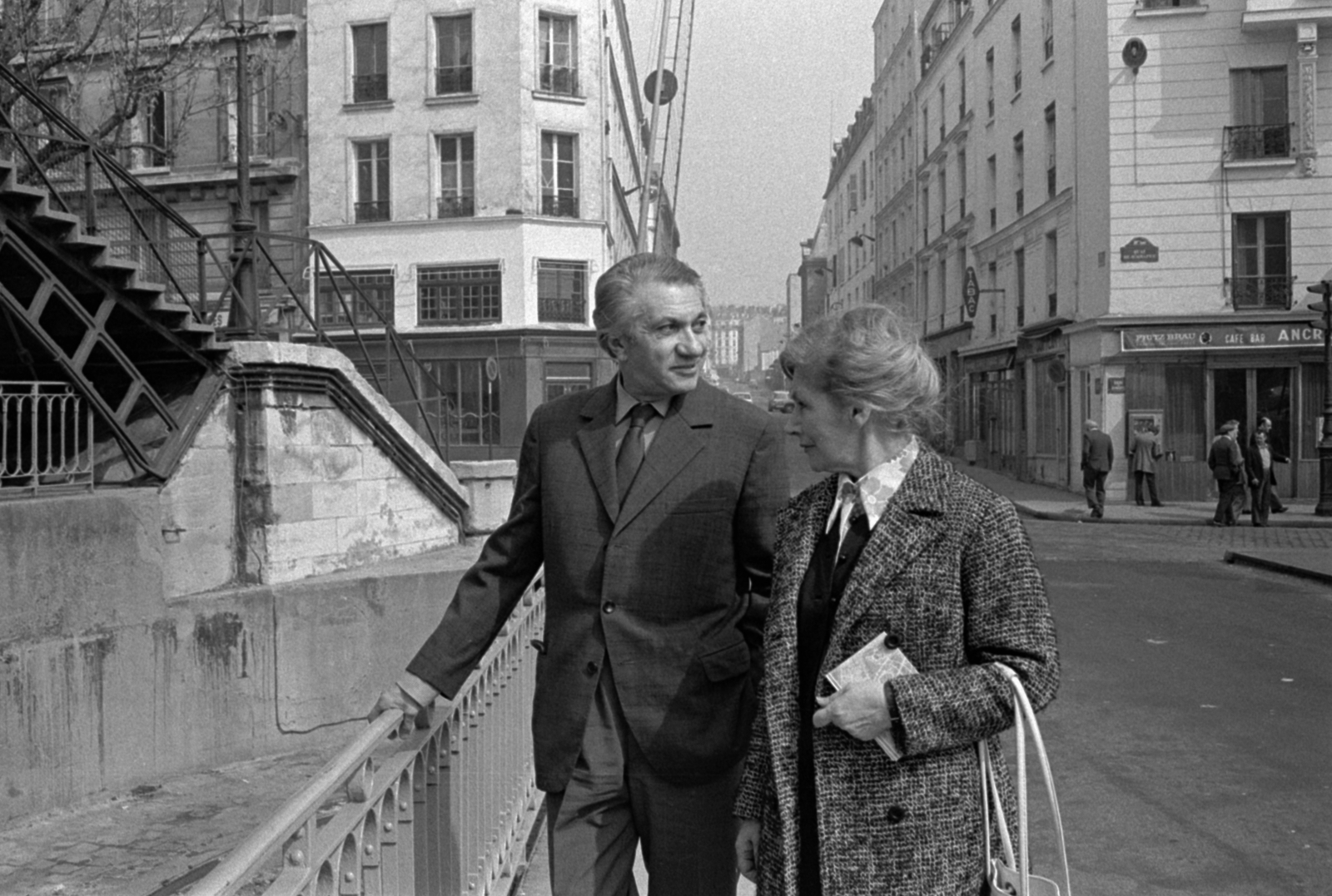 Franciaország, Párizs, a Pont de la Grange aux Belles a Canal Saint-Martin felett. Szemben a Rue de la Grange aux Belles, keresztben a Quai de Jemmapes. Vészi Endre költő, író és felesége., 1974, Vészi Ágnes, Fortepan #136631