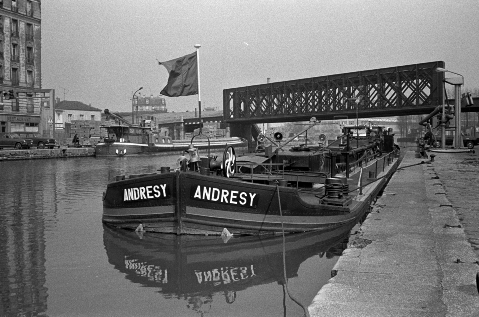 Franciaország, Párizs, vasúti híd a Canal de l'Ourcq felett., 1974, Vészi Ágnes, zászló, uszály, kikötő, kormánykerék, Fortepan #136632