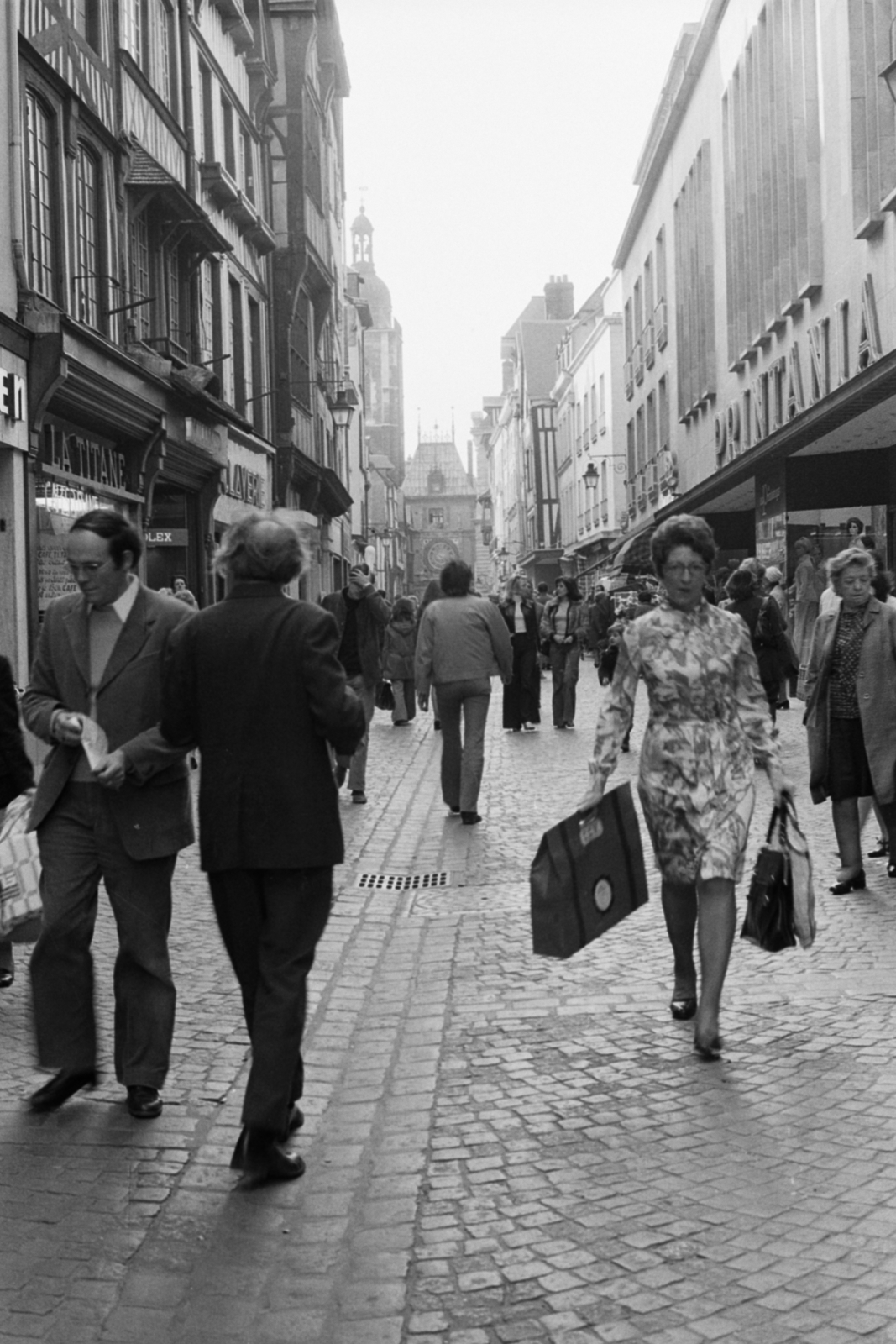 France, Rouen, Rue du Gros Horloge a Place de la Cathédrale felől az Óratorony (Le Gros-Horloge) felé nézve., 1974, Vészi Ágnes, shopping street, Fortepan #136640