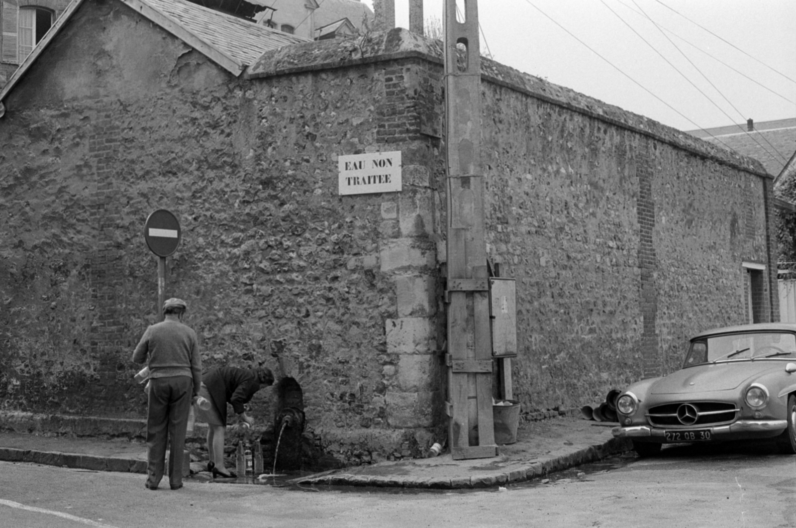 France, Honfleur, Rue du Trou Miard - Place Jean de Vienne sarok., 1974, Vészi Ágnes, well, Mercedes-brand, automobile, street name sign, Fortepan #136644