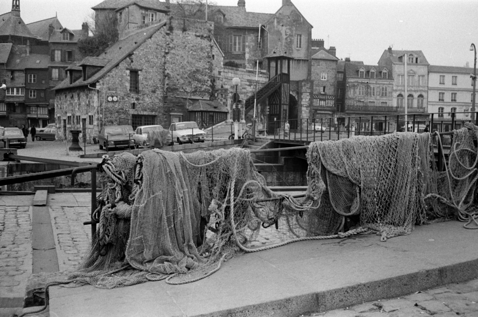 France, Honfleur, az egykori kormányzósági (lieutenance) épület a kikötőben., 1974, Vészi Ágnes, port, fishing net, Fortepan #136647