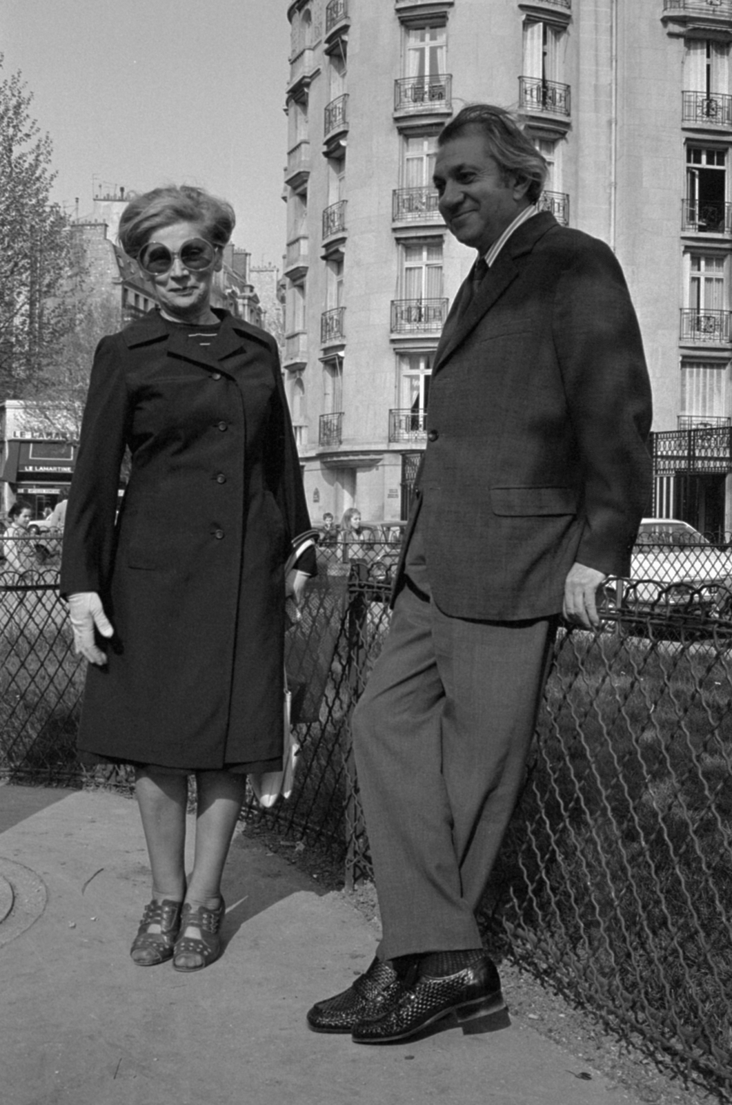 Franciaország, Párizs, Square Lamartine az Avenue Victor Hugo felé nézve. Vészi Endre költő, író és felesége., 1974, Vészi Ágnes, átvetett láb, Fortepan #136648