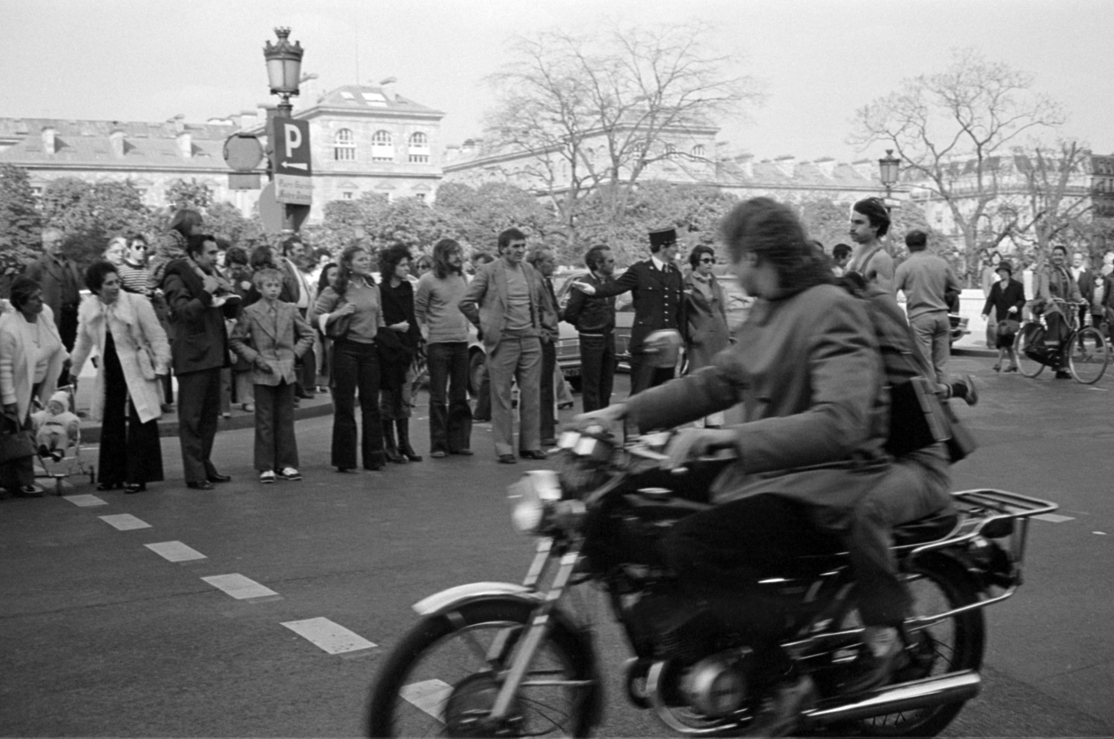 France, Paris, Szajna-part, Quai de Montebello, szemben balra a Cité-szigeten a Hôtel-Dieu kórház., 1974, Vészi Ágnes, motorcycle, Fortepan #136651