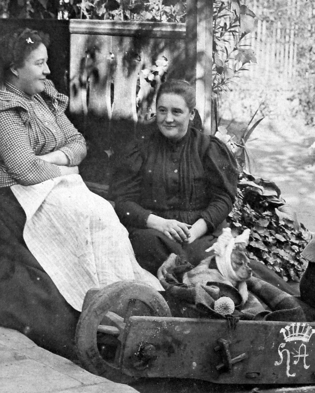 1926, Fortepan, dog, yard, jesting, flower, woman, porch, wheelbarrow, double portrait, rumour, Fortepan #13666