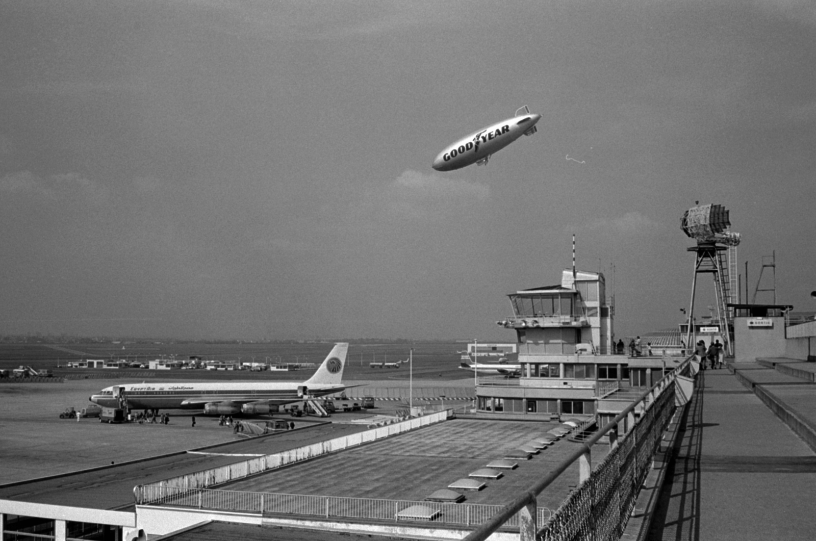 France, Paris, Le Bourget repülőtér., 1981, Vészi Ágnes, airplane, airport, Boeing-brand, control tower, Goodyear-brand, Egyptair airlines, air-ship, Fortepan #136661