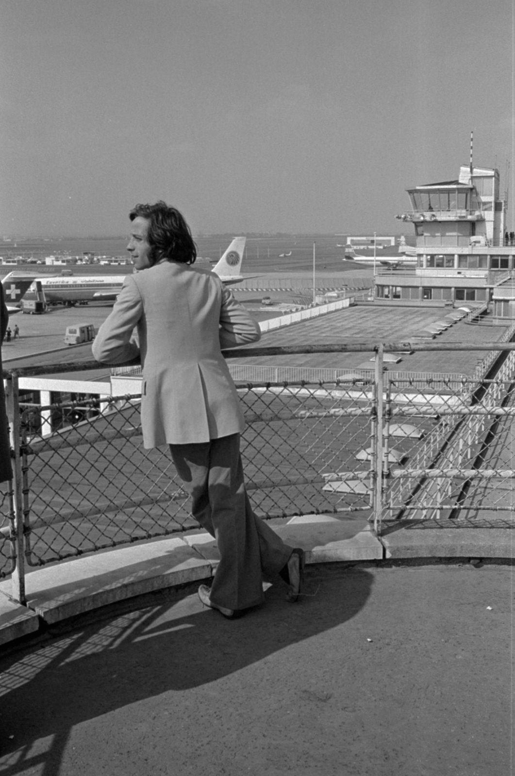 Franciaország, Párizs, Le Bourget repülőtér., 1981, Vészi Ágnes, repülőtér, irányítótorony, átvetett láb, Fortepan #136665