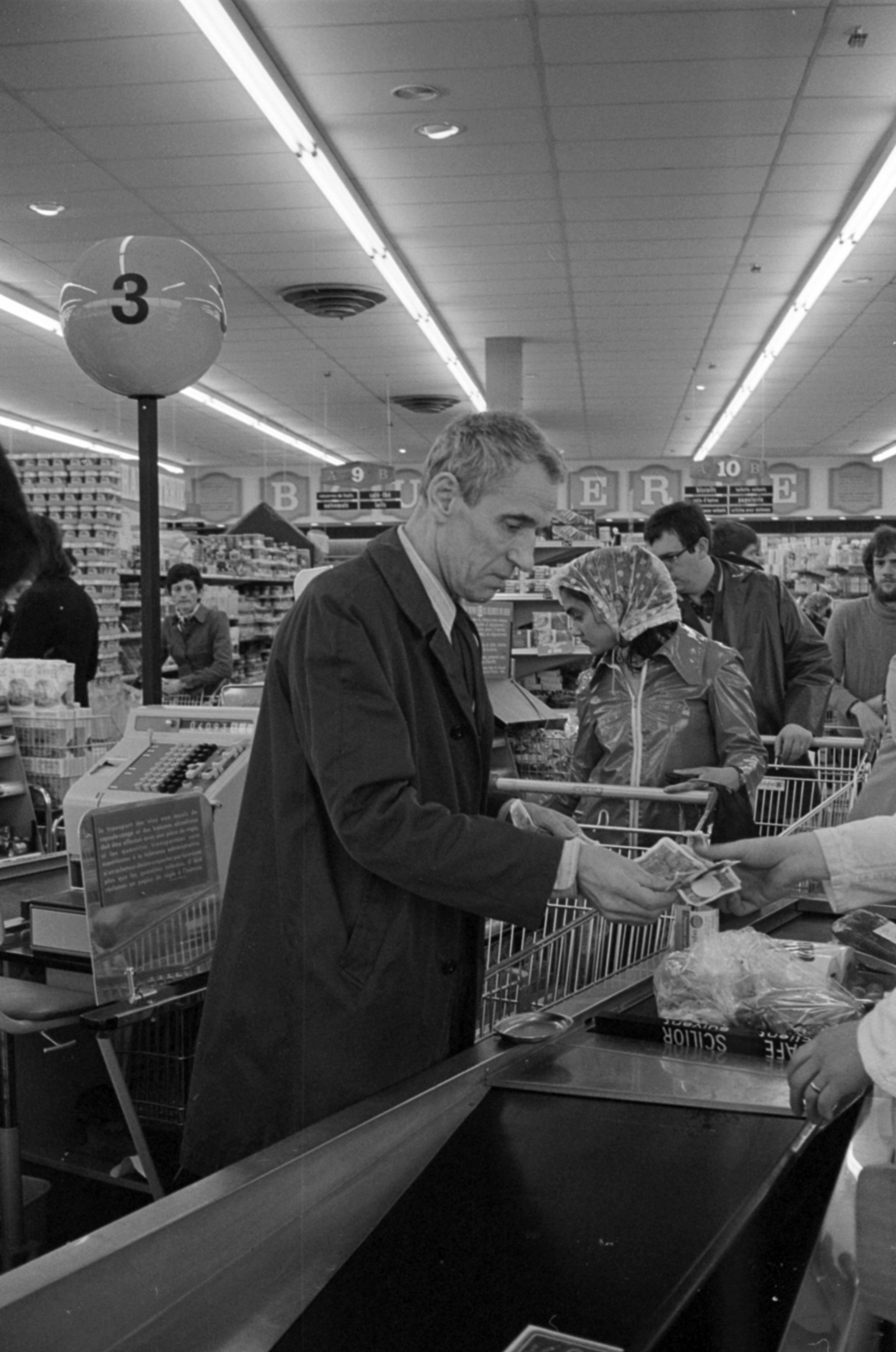 France, Paris, Kühnel Szabó József festőművész és felesége., 1974, Vészi Ágnes, paper money, cashier machine, cash register, shopping trolley, Fortepan #136667