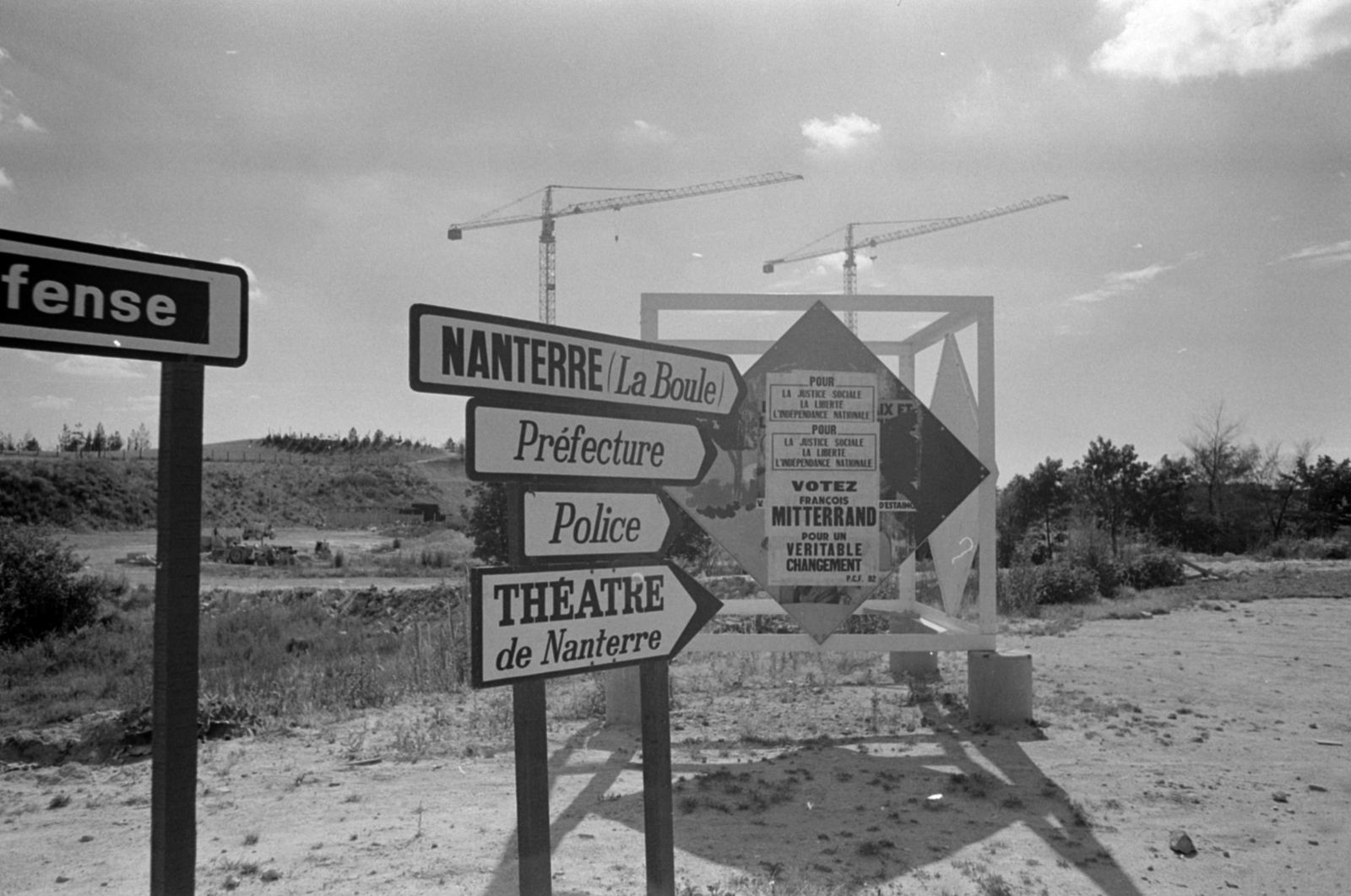 France, Nanterre, La Défense üzleti központ Párizs elővárosában., 1974, Vészi Ágnes, crane, street name sign, Fortepan #136682