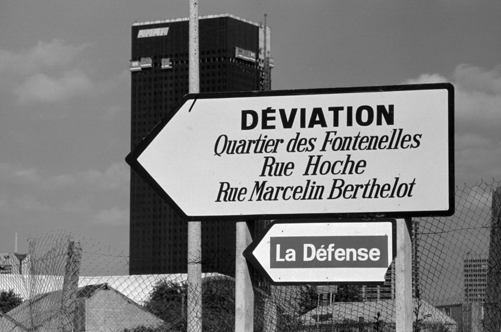 France, Courbevoie, La Défense üzleti központ Párizs elővárosában, szemben a Tour Areva felhőkarcoló., 1974, Vészi Ágnes, high-rise building, street name sign, Roger Saubot-design, Francois Jullien-design, Fortepan #136685