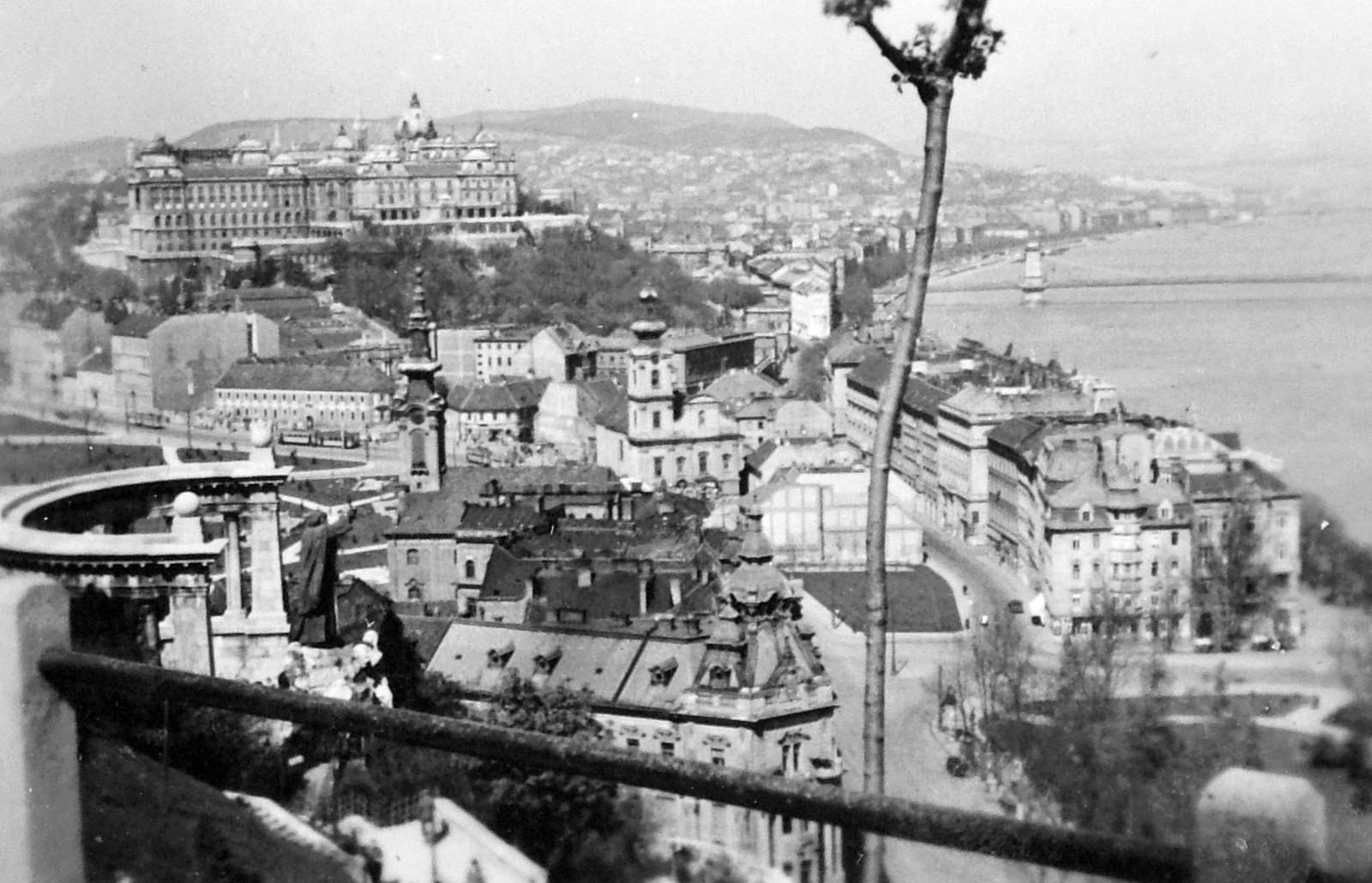 Magyarország, Gellérthegy, Budapest I., kilátás a Szent Gellért emlékműtől a Királyi Palota (később Budavári Palota) és a Széchenyi Lánchíd felé. Előtérben a Döbrentei tér, középen a Szent Demeter szerb templom és az Alexandriai Szent Katalin-templom., 1935, Fortepan, szobor, palota, Duna, Budapest, függőhíd, Szent Gellért-ábrázolás, William Tierney Clark-terv, Fortepan #13669